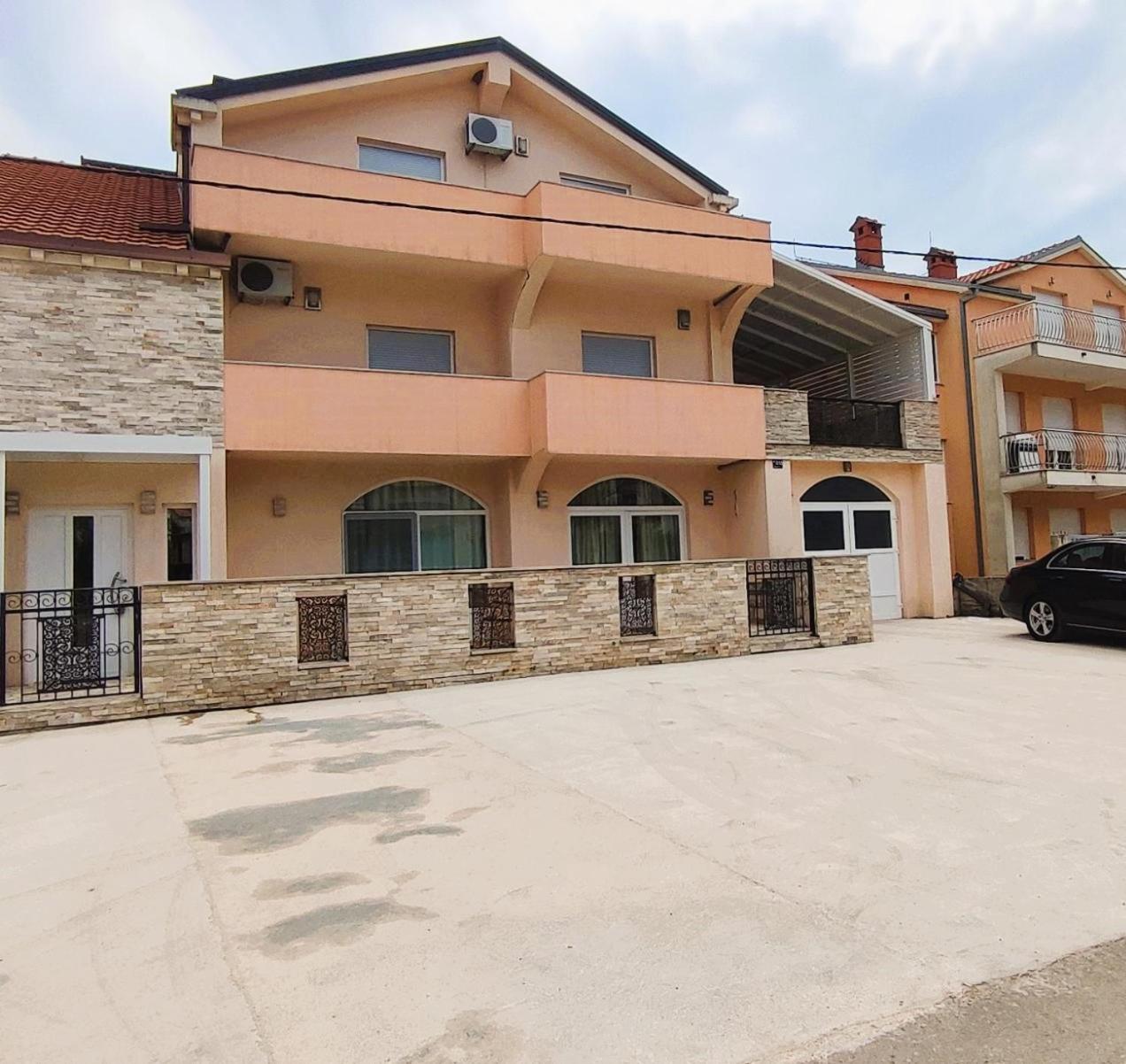 Apartments Ema