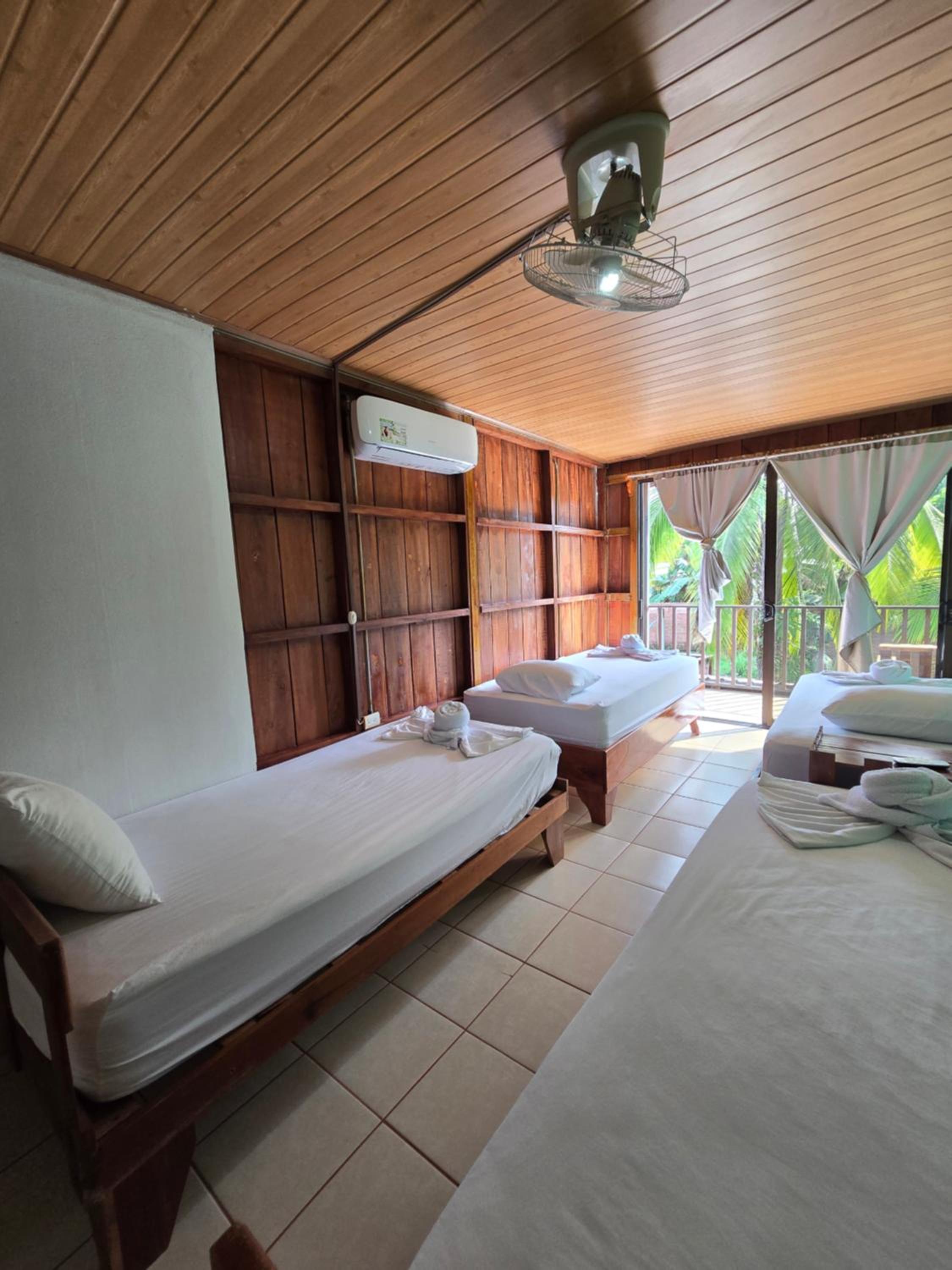 Tortuguero Hill Rooms