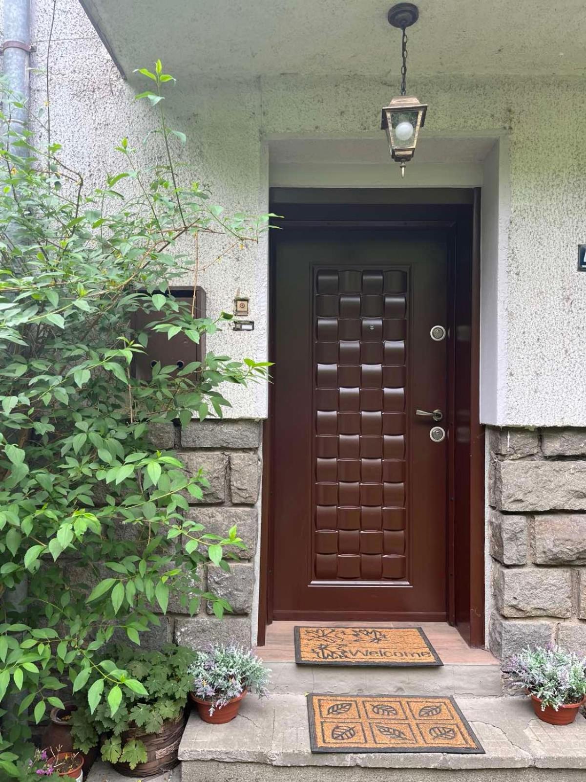River's house, free parking!