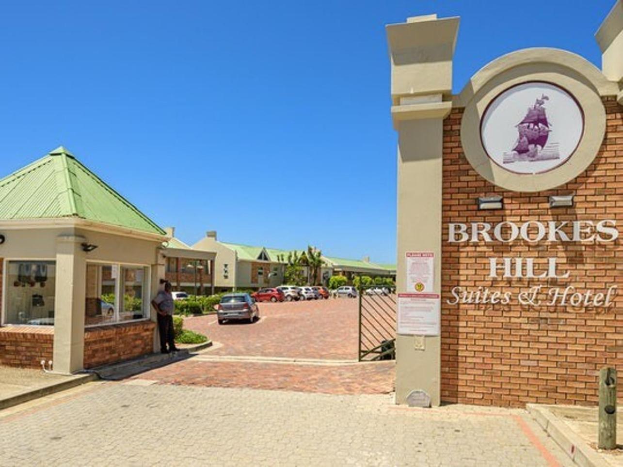 Ocean Daze Brookes Hill Suites - Beachfront Flat view 2