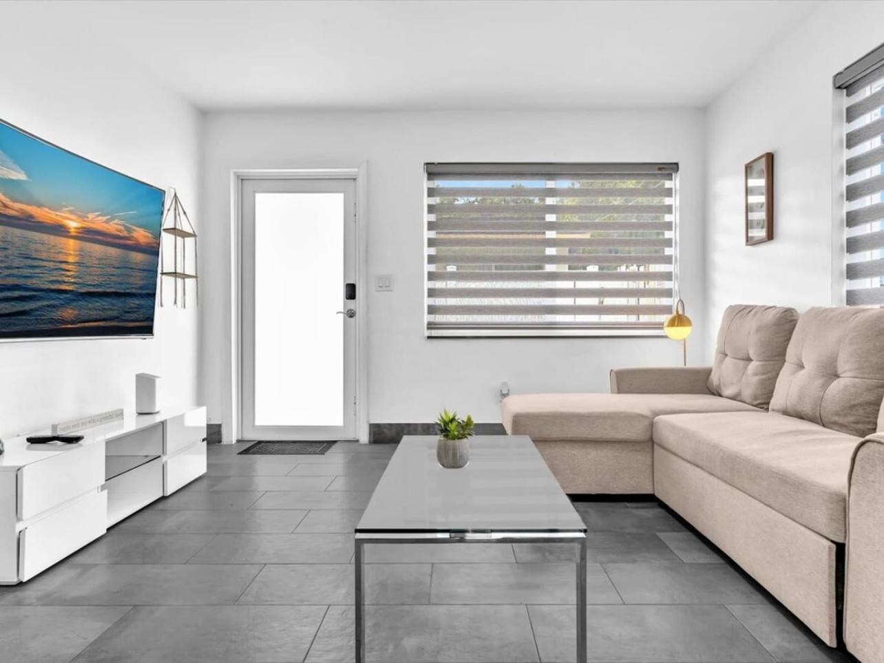 Charming 2BR Lakefront Cottage in Davie near Beach 3