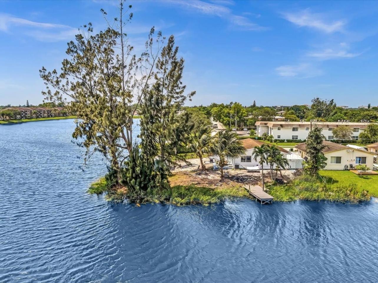 Charming 2BR Lakefront Cottage in Davie near Beach view 5