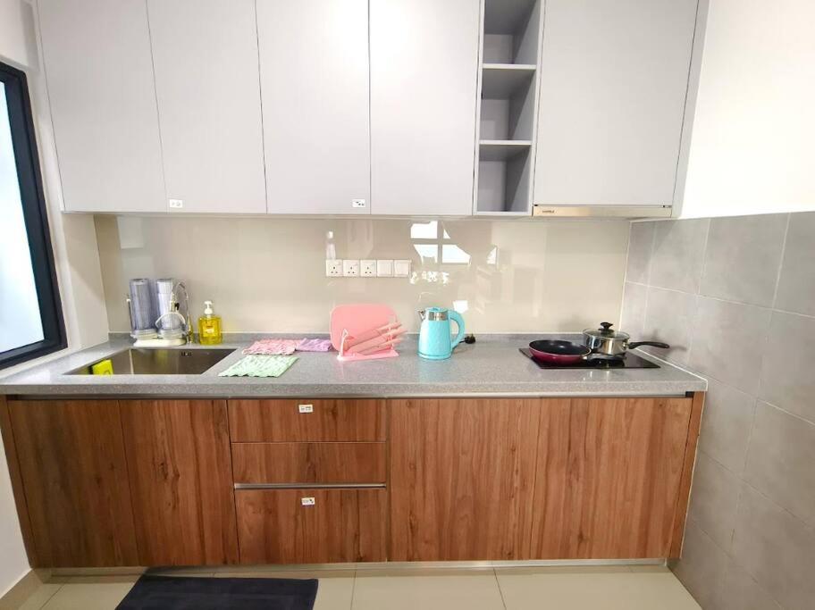MVE52 KL Sunway Velocity Ikea MRT Cheras #9pax-2cp