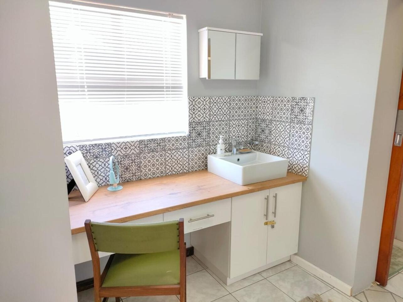 Adorable Garden Cottage In The Heart Of Pe view 2