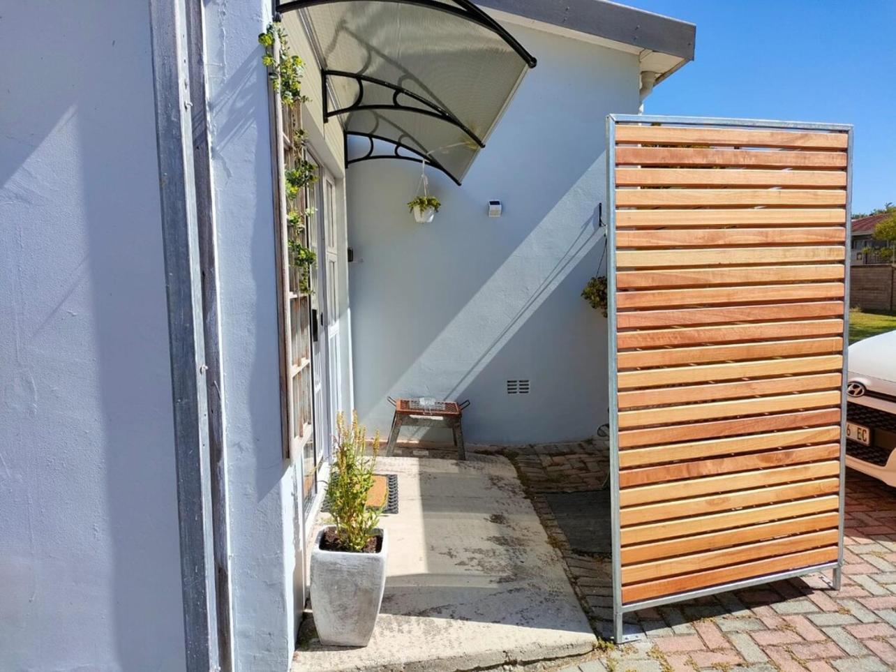 Adorable Garden Cottage In The Heart Of Pe view 5