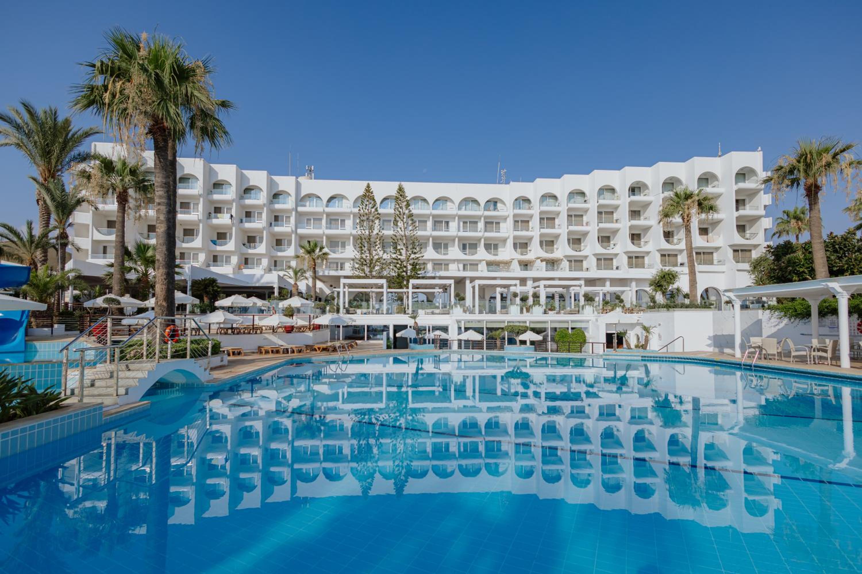 Golden Coast Beach Hotel — photo 40