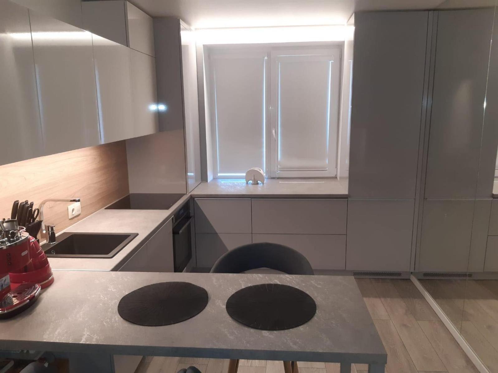 Cozy Three Bedroom Apartment view 3