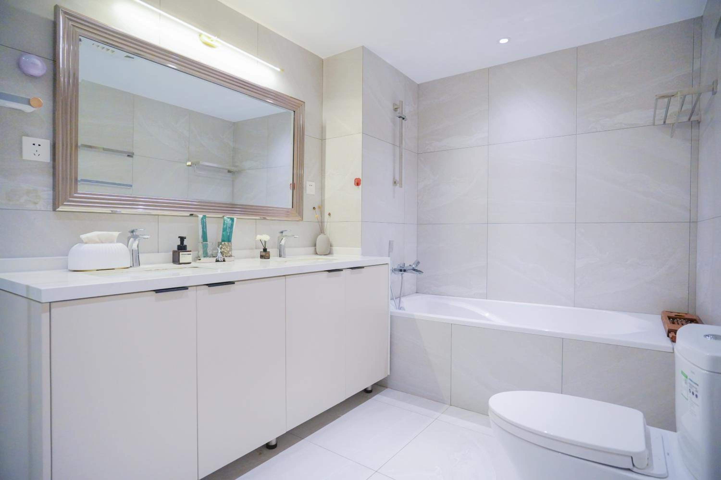 Shanghai Sunshine House - family friendly suite - near the Bund & Yu Garden