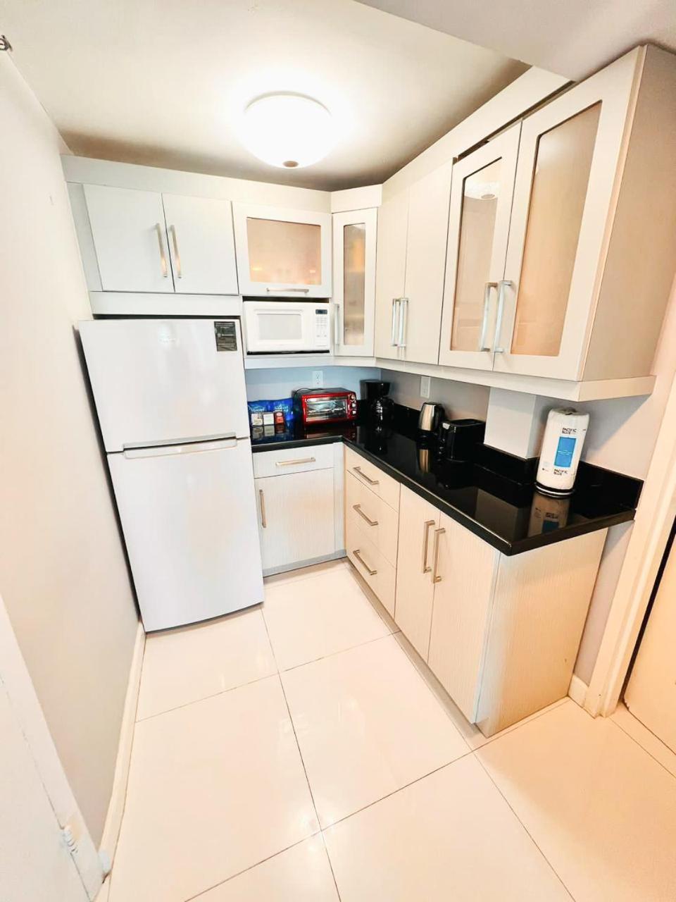 Bayview Modern Studio with Pool, Beach Access and FREE Parking view 3