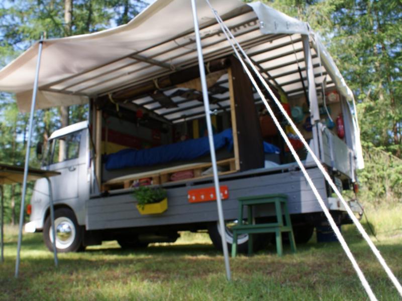 Kingsize Bed on Wheels en Tiny Red House view 4
