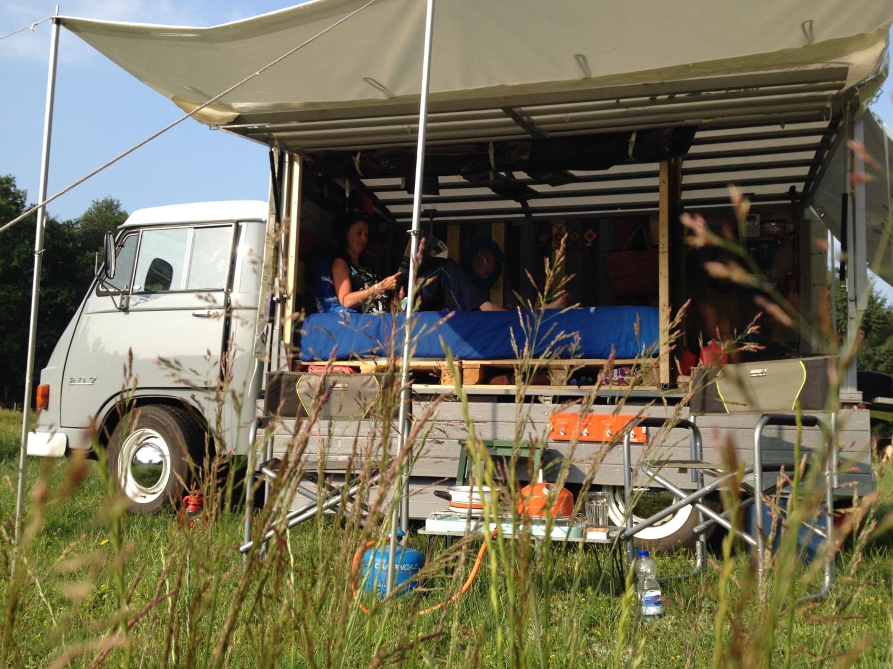 Kingsize Bed on Wheels en Tiny Red House view 2
