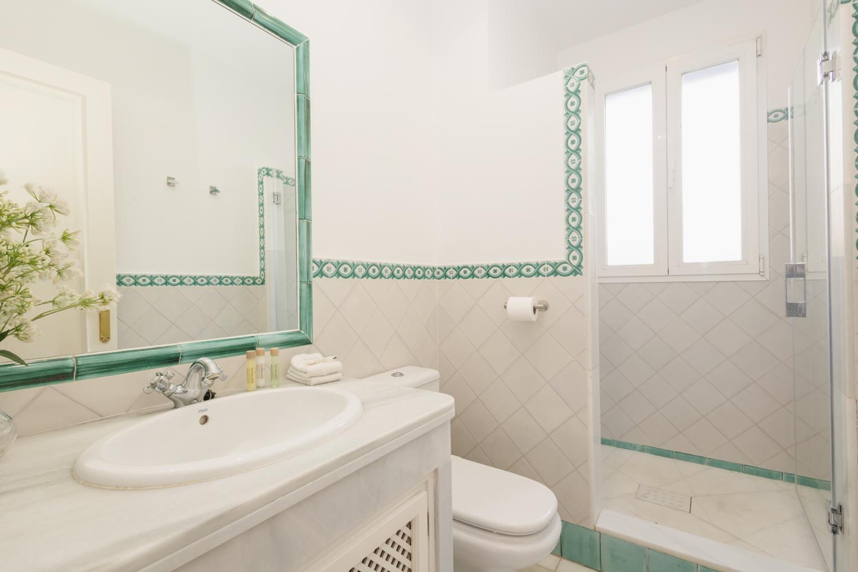 Apartment, with private terrace and in beachfront urbanization with heated pool, in Casares Costa