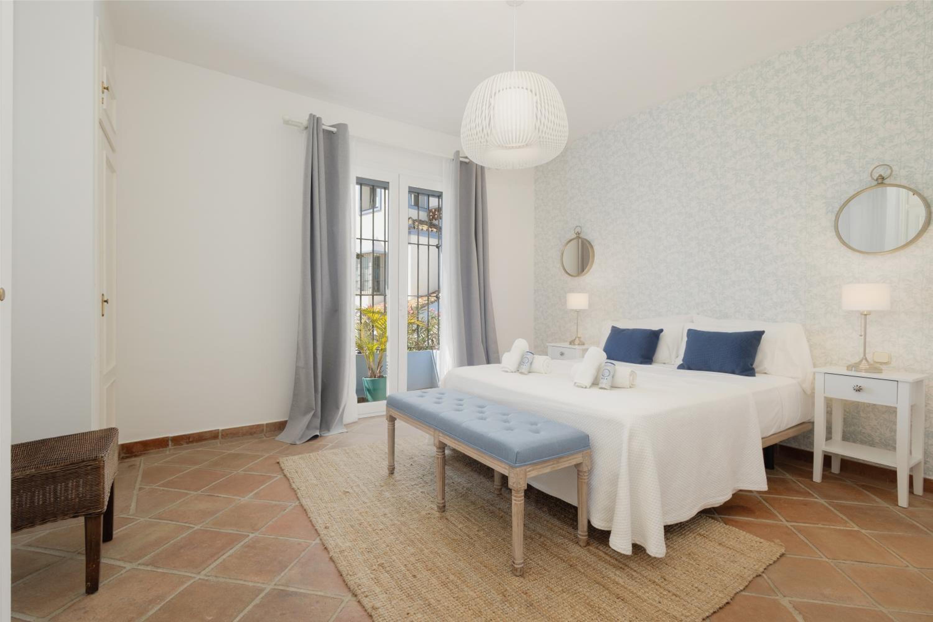 Apartment, with private terrace and in beachfront urbanization with heated pool, in Casares Costa