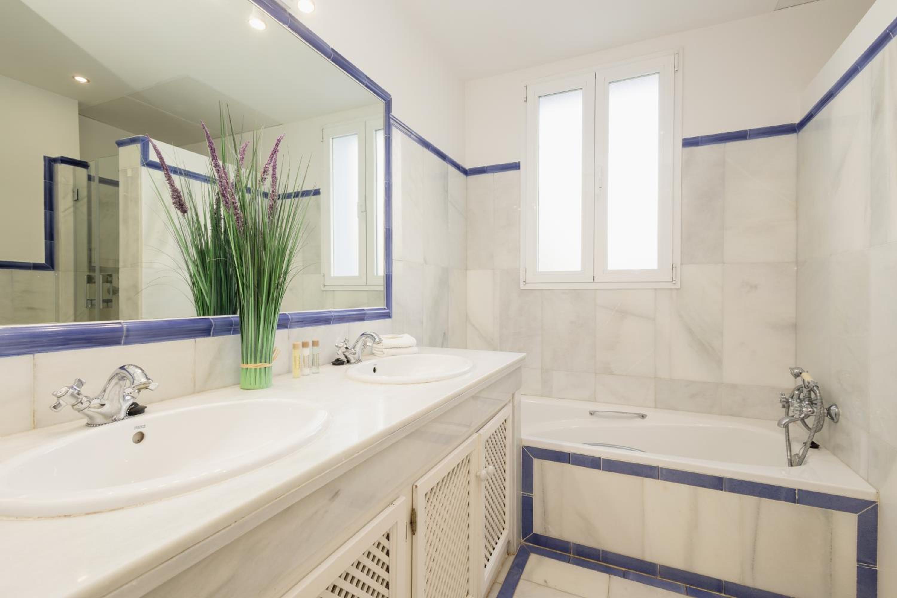 Apartment, with private terrace and in beachfront urbanization with heated pool, in Casares Costa