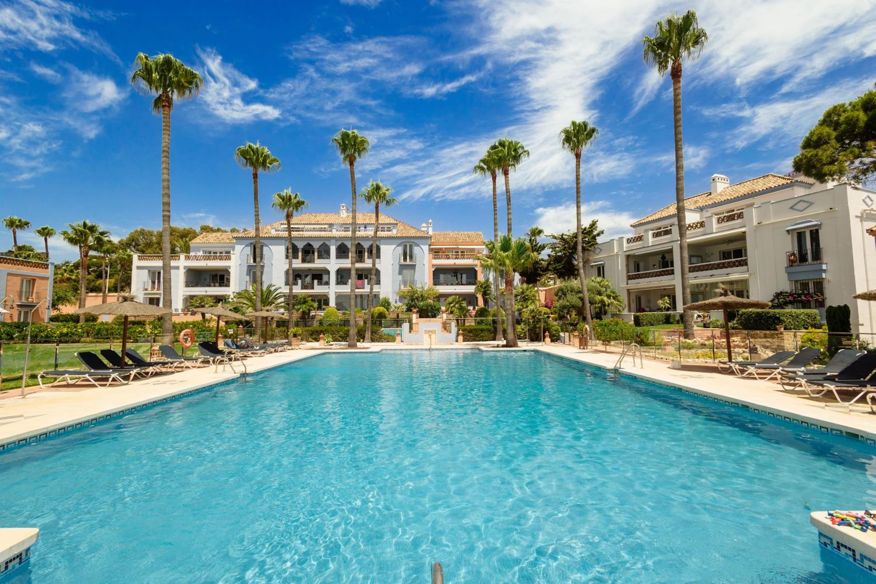Apartment, with private terrace and in beachfront urbanization with heated pool, in Casares Costa