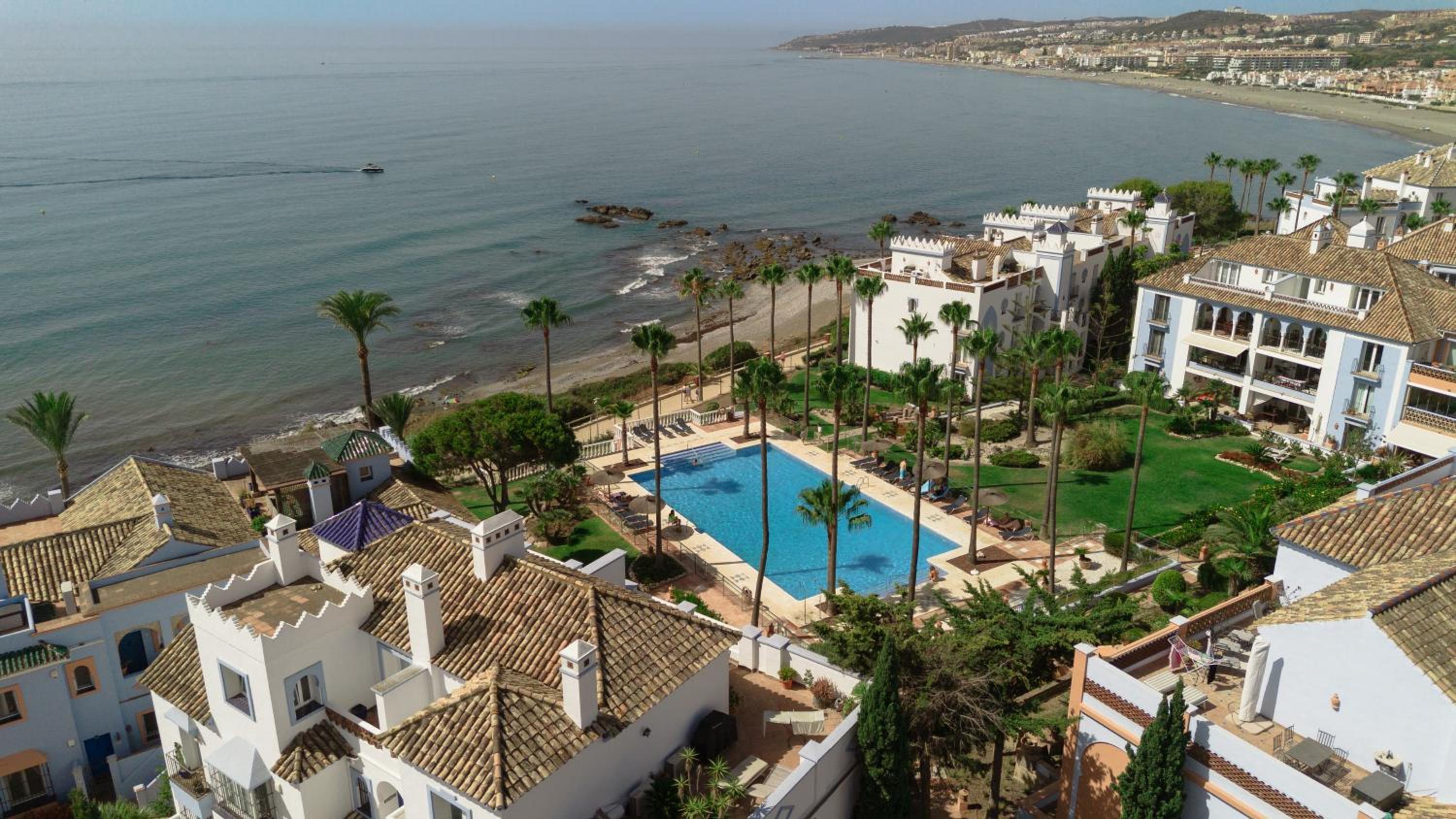 Apartment, with private terrace and in beachfront urbanization with heated pool, in Casares Costa