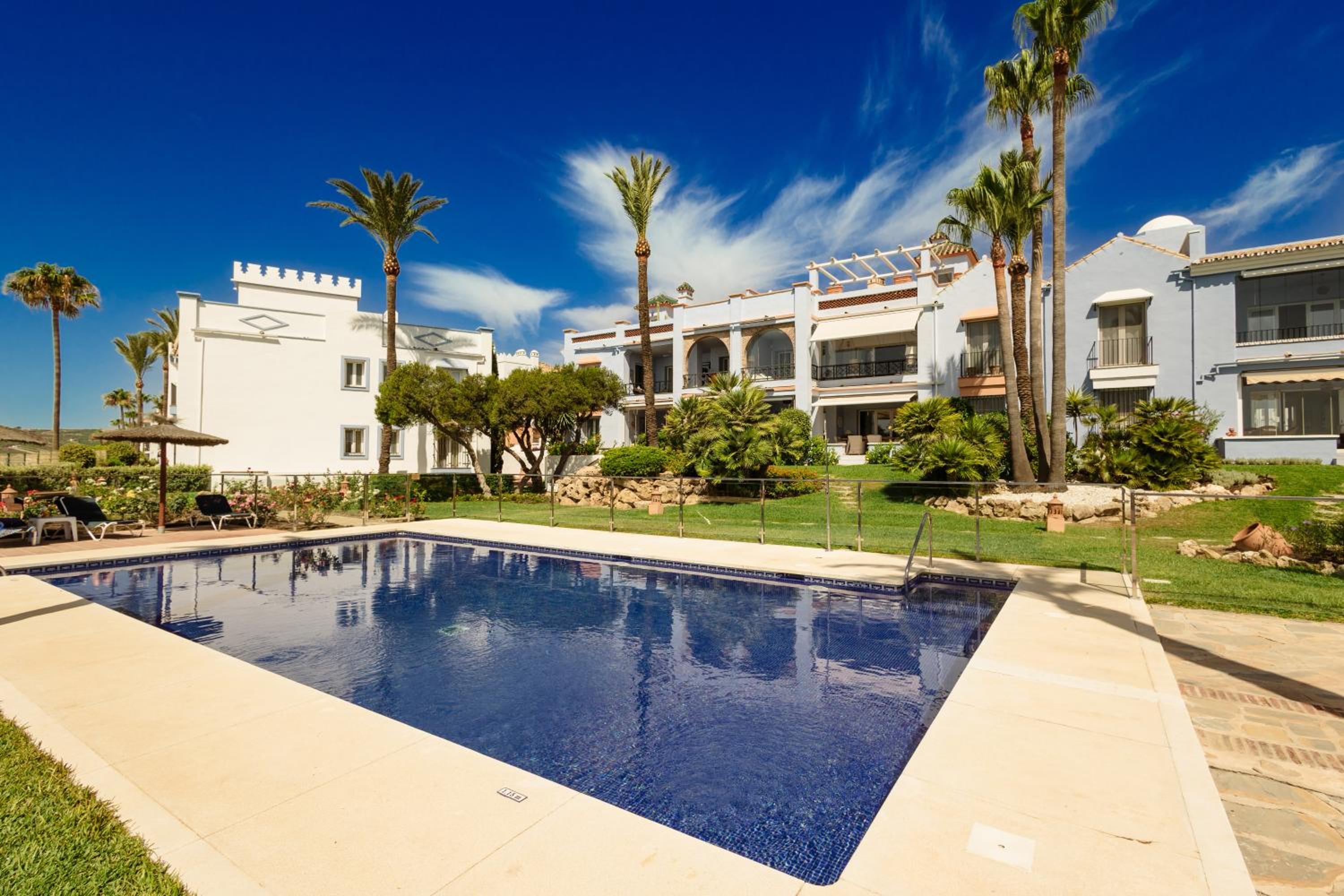Apartment, with private terrace and in beachfront urbanization with heated pool, in Casares Costa