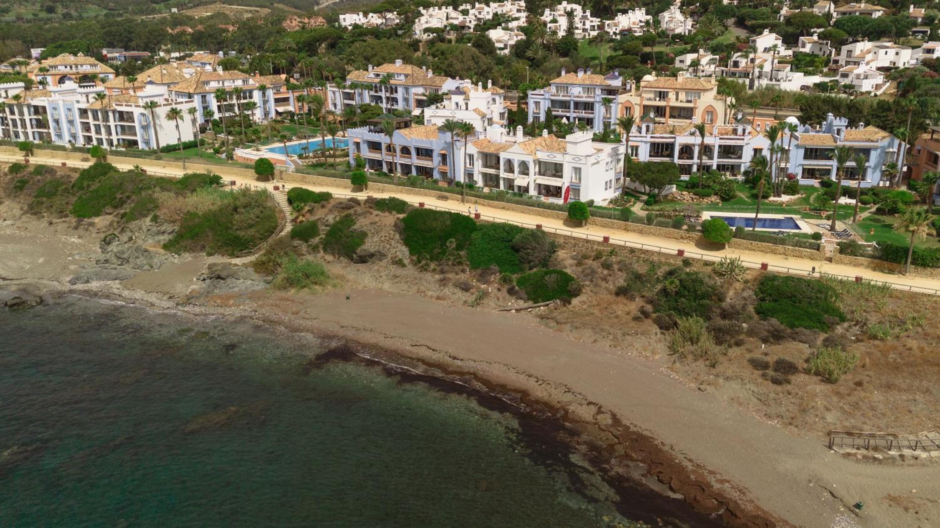 Apartment, with private terrace and in beachfront urbanization with heated pool, in Casares Costa