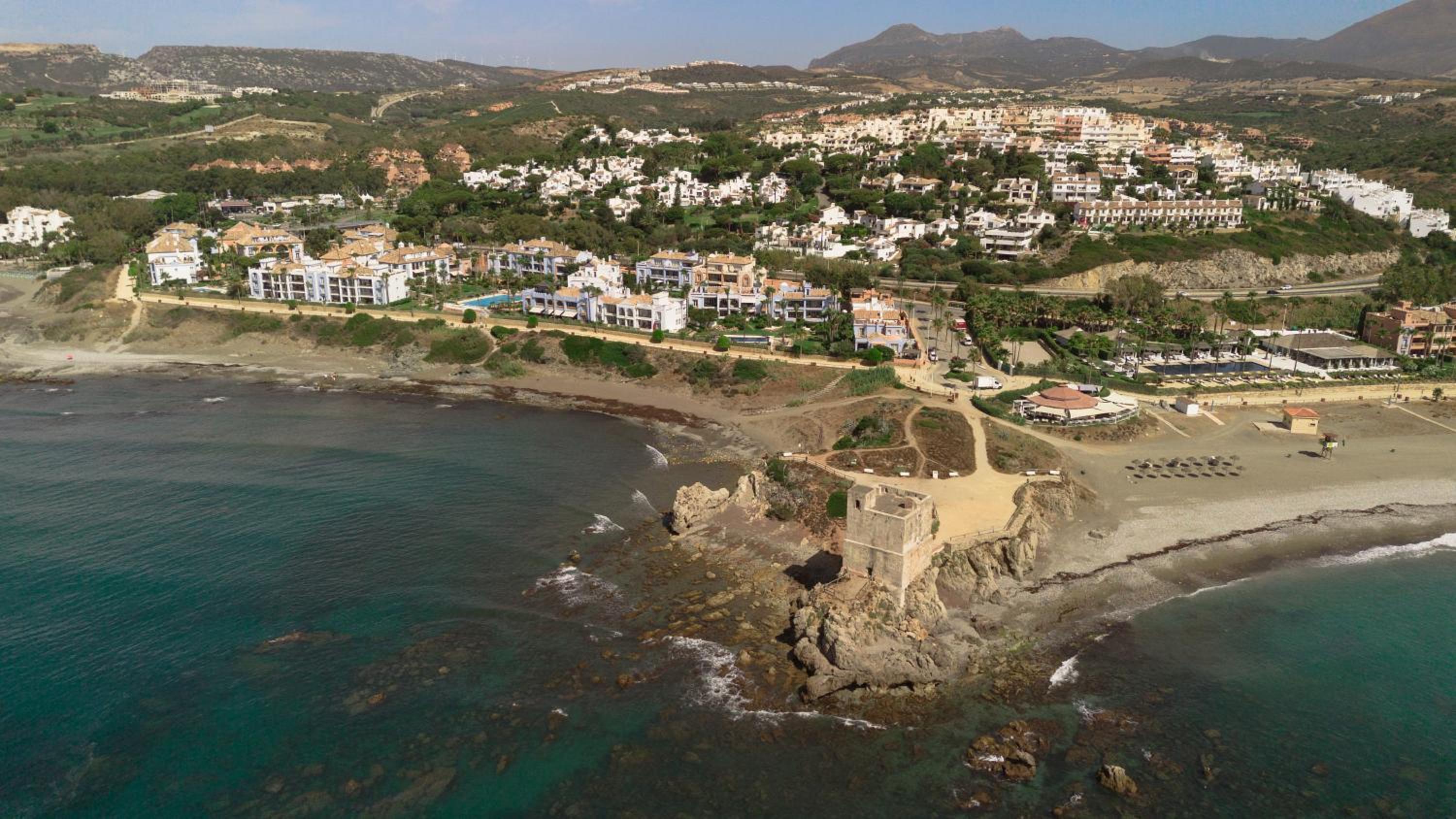 Apartment, with private terrace and in beachfront urbanization with heated pool, in Casares Costa
