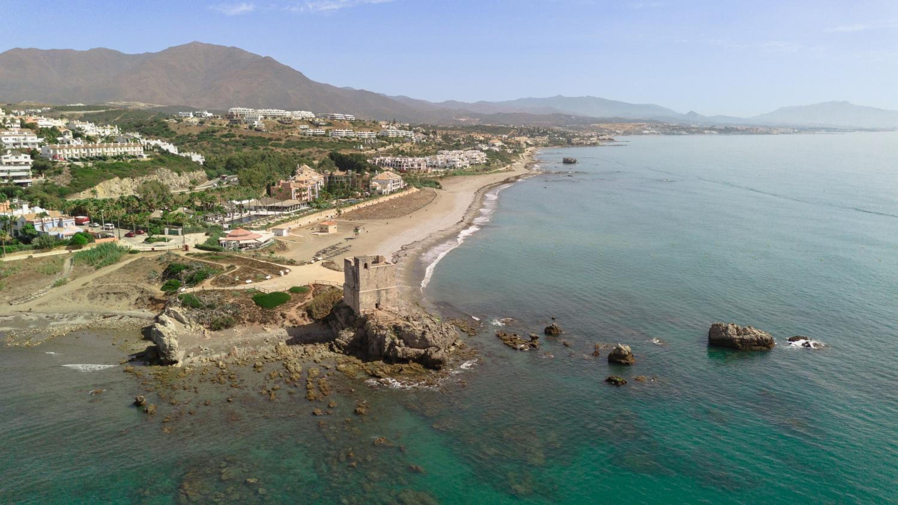 Apartment, with private terrace and in beachfront urbanization with heated pool, in Casares Costa