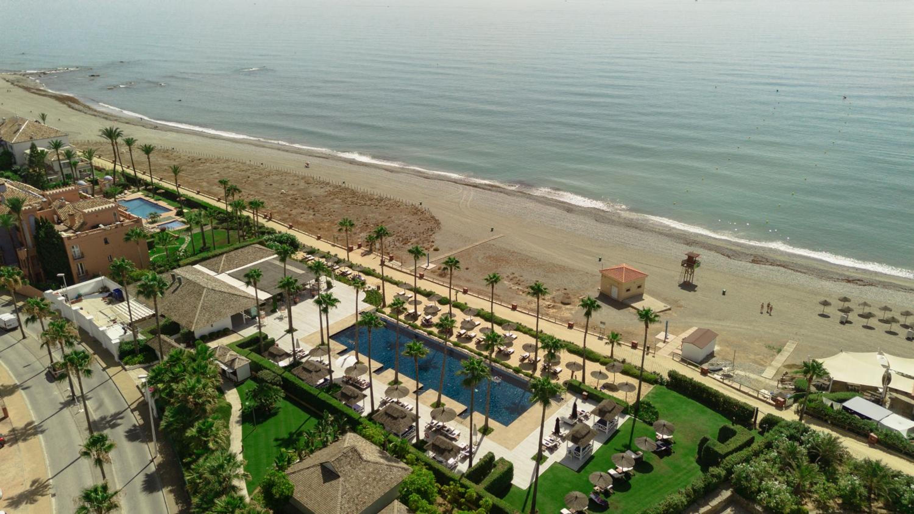 Apartment, with private terrace and in beachfront urbanization with heated pool, in Casares Costa