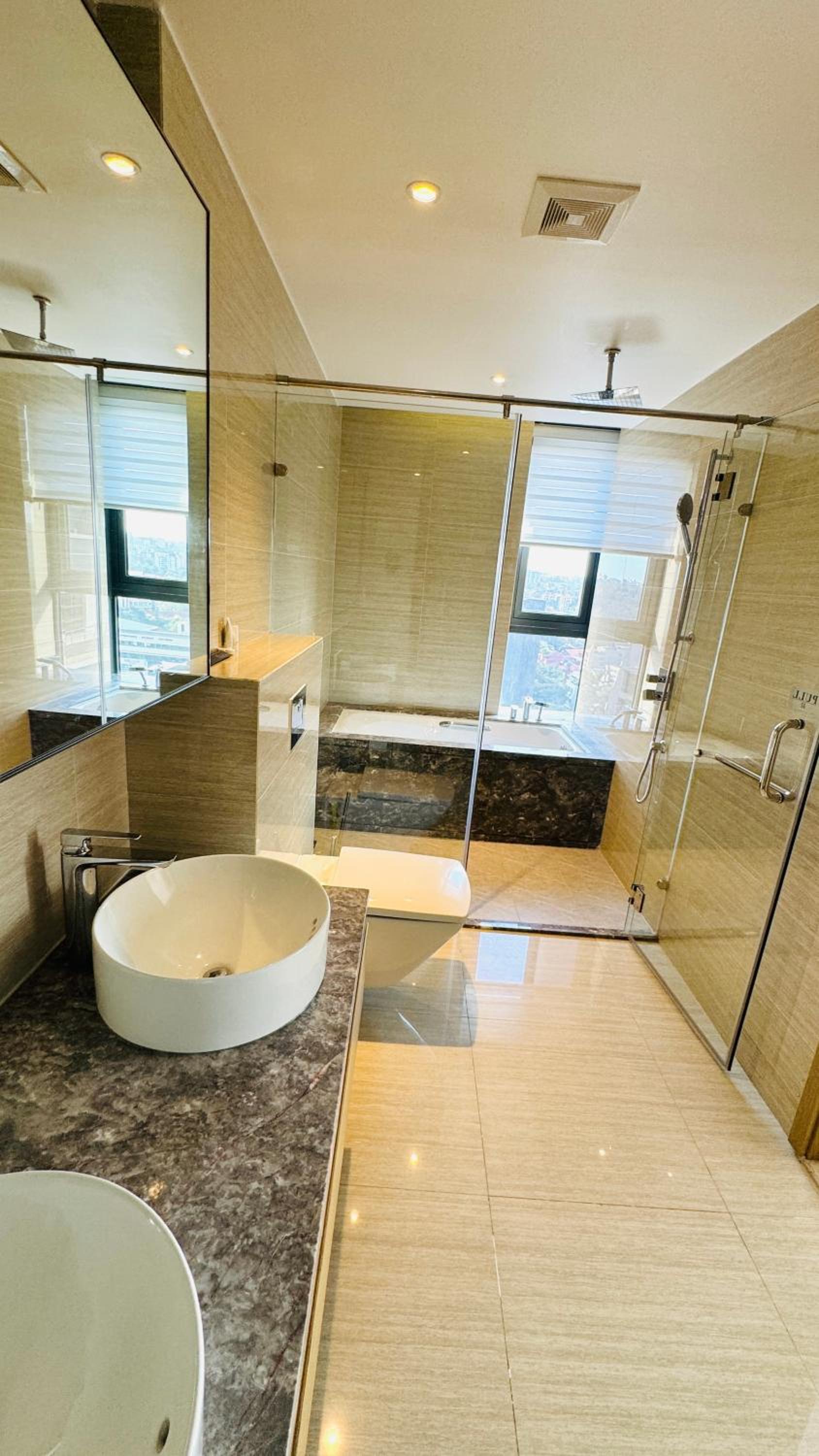 Luxurious 2 bed GTC with city views view 5