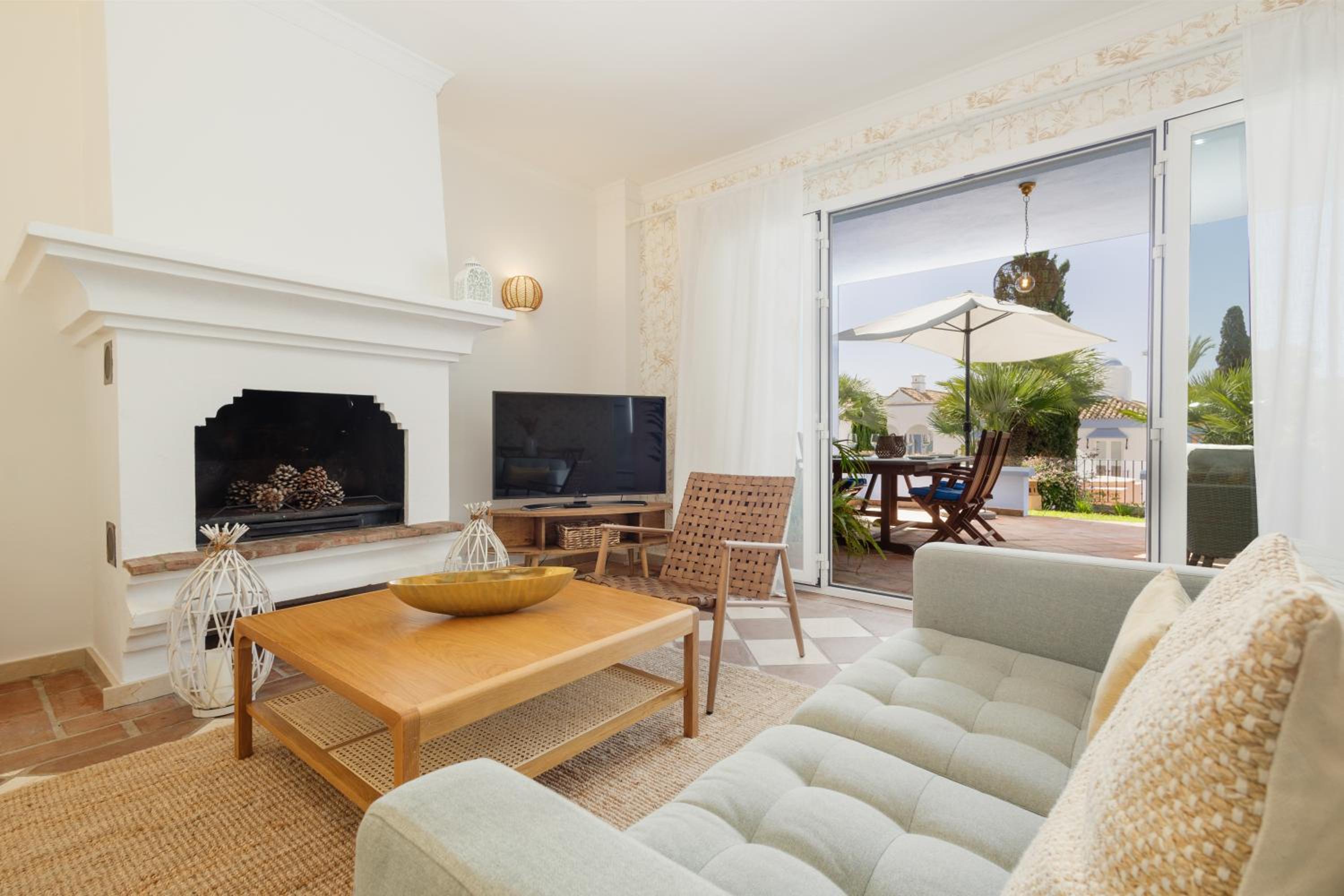 Apartment, with private terrace and in beachfront urbanization with heated pool, in Casares Costa