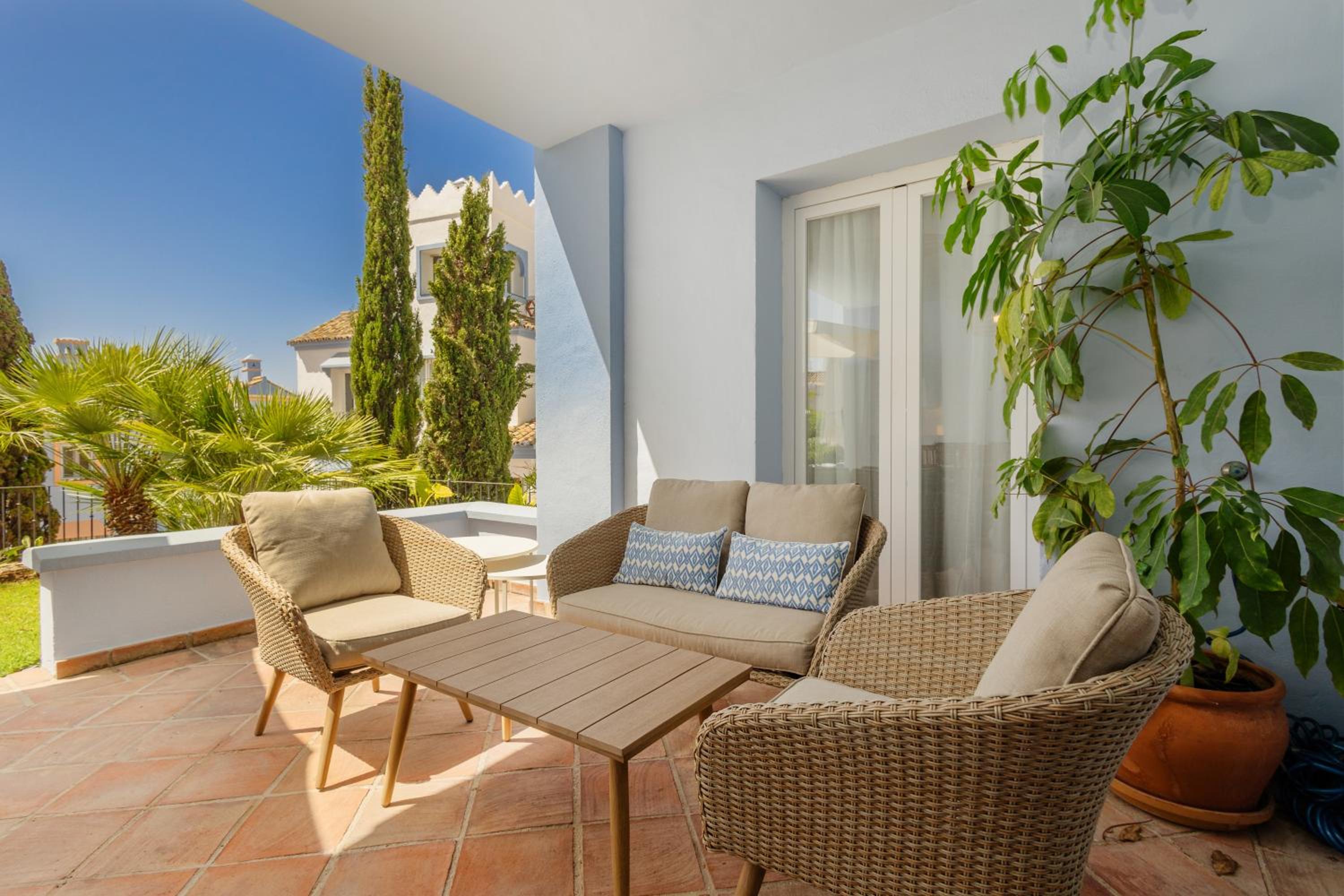 Apartment, with private terrace and in beachfront urbanization with heated pool, in Casares Costa