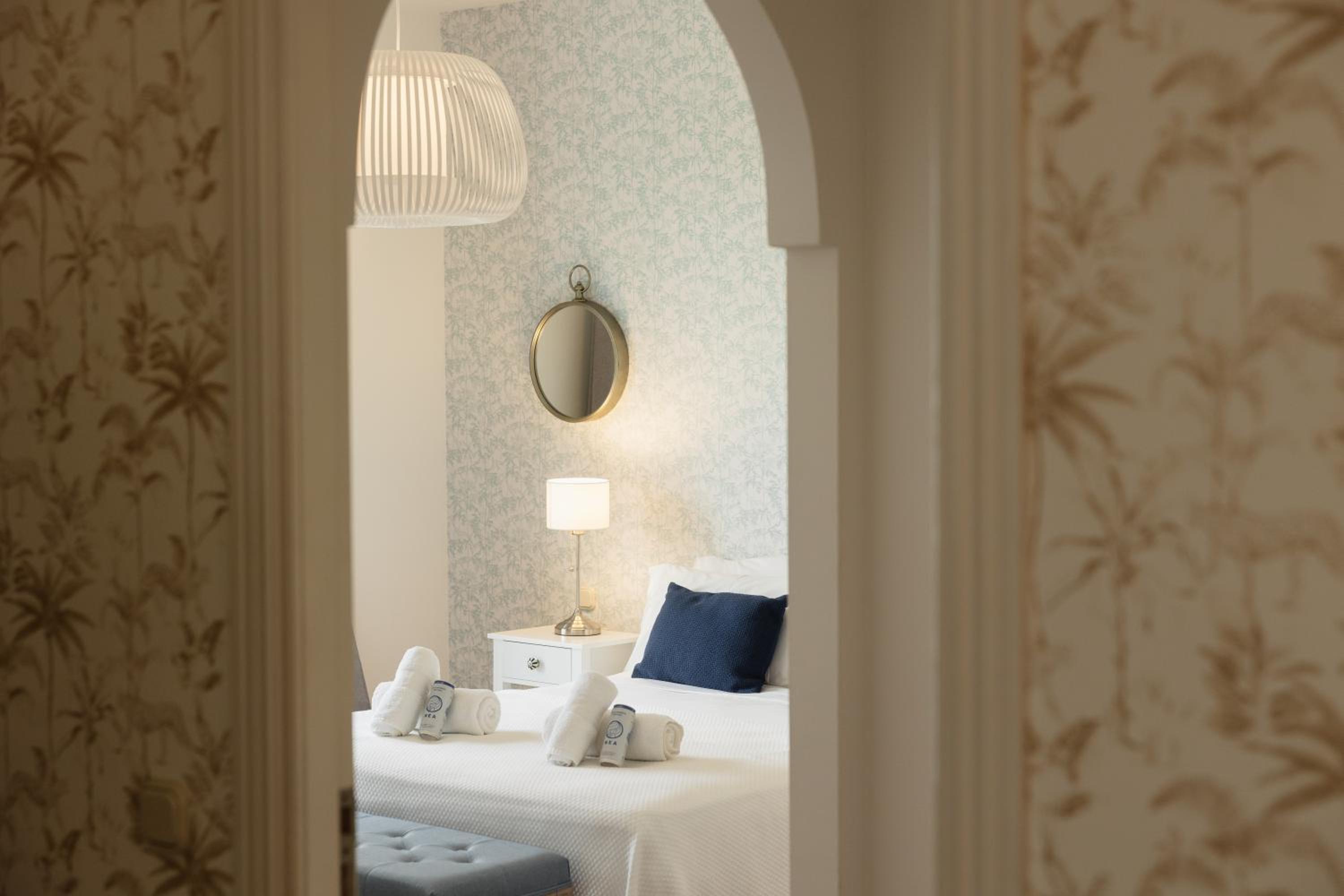 Apartment, with private terrace and in beachfront urbanization with heated pool, in Casares Costa
