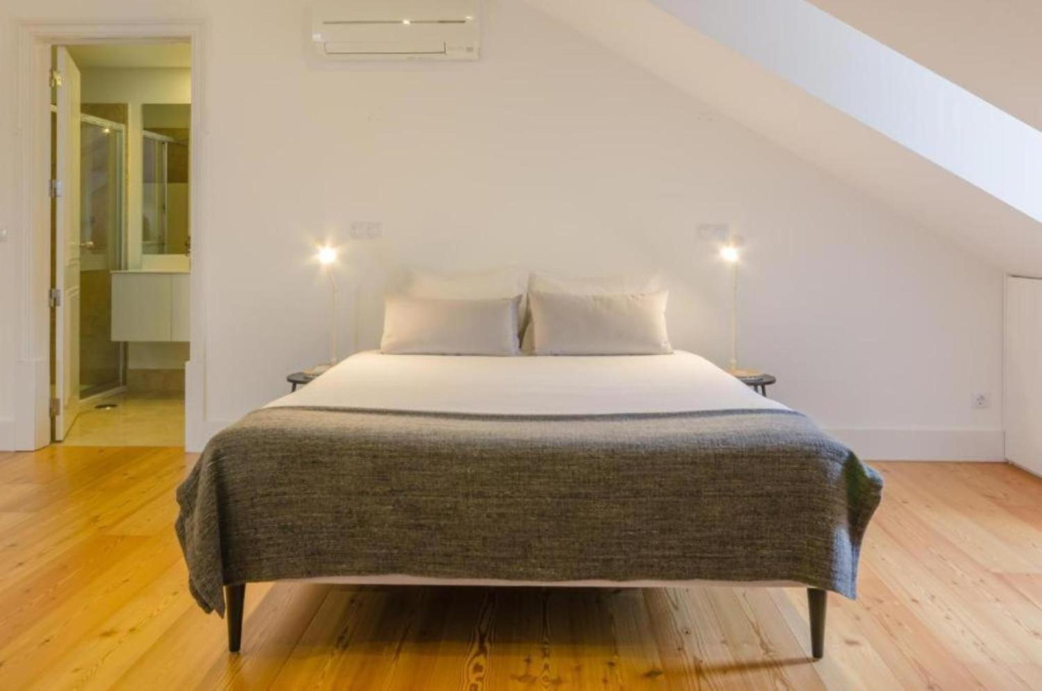Light House Apartments - Casas da Baixa view 3