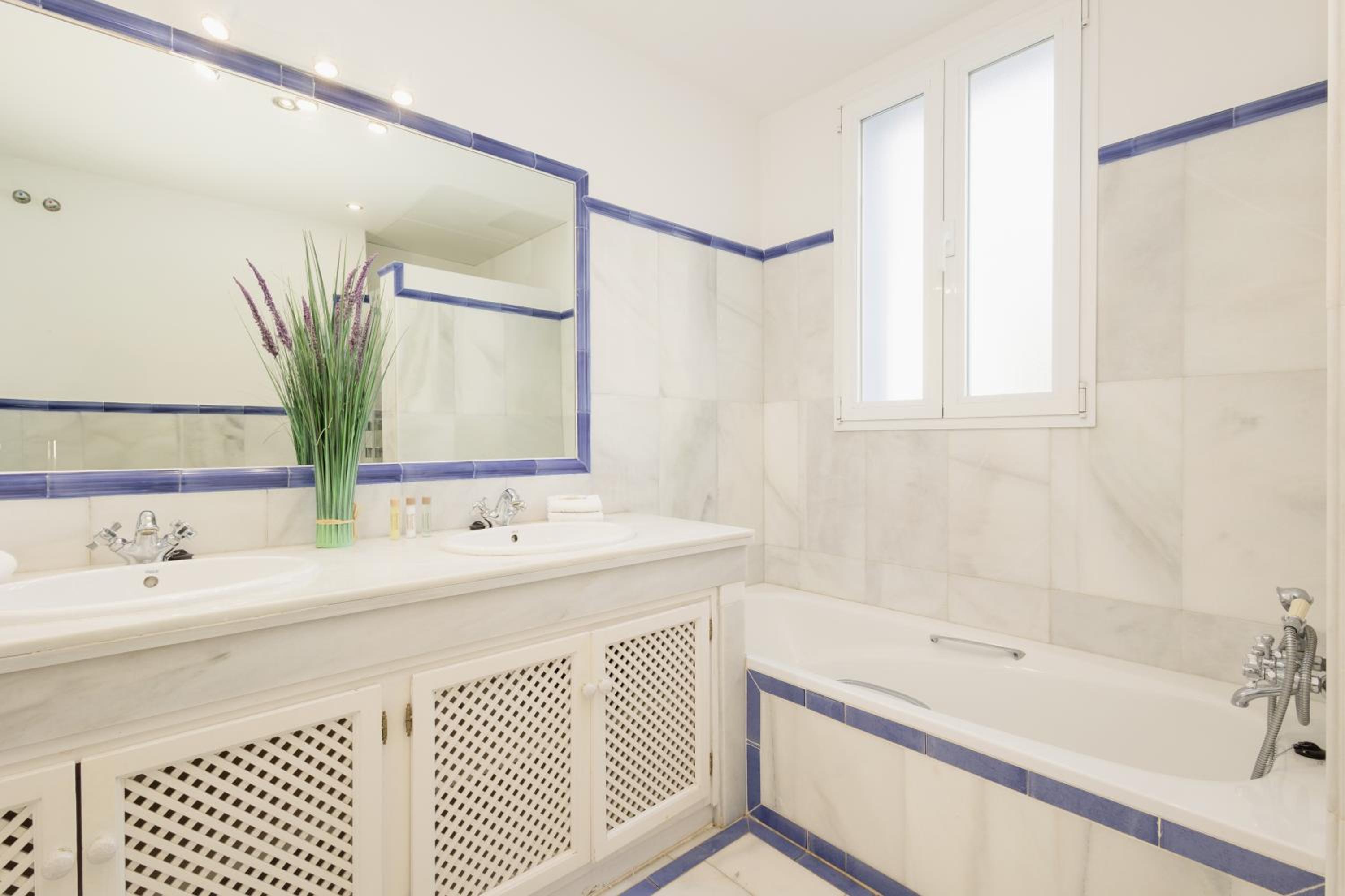 Apartment, with private terrace and in beachfront urbanization with heated pool, in Casares Costa