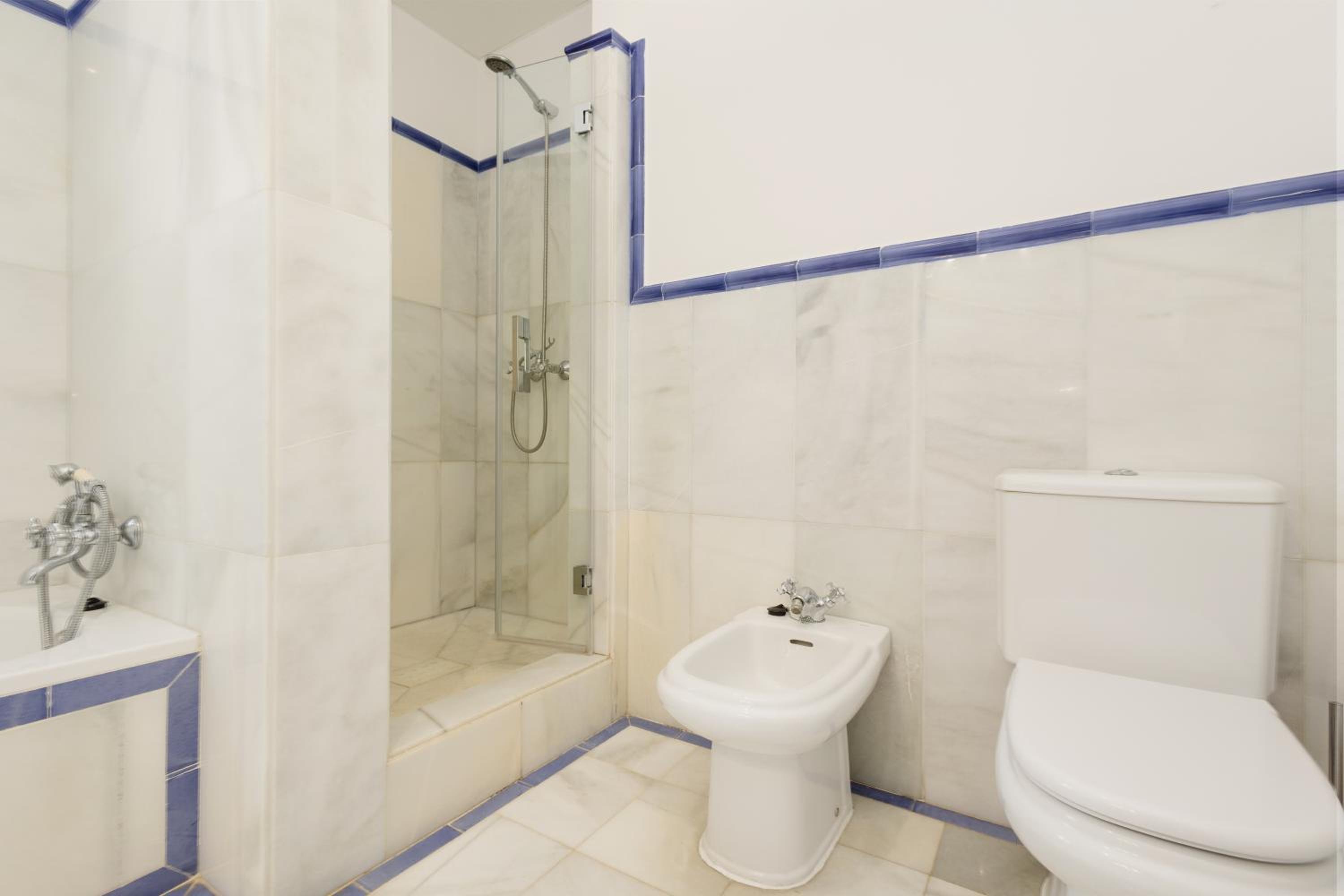 Apartment, with private terrace and in beachfront urbanization with heated pool, in Casares Costa
