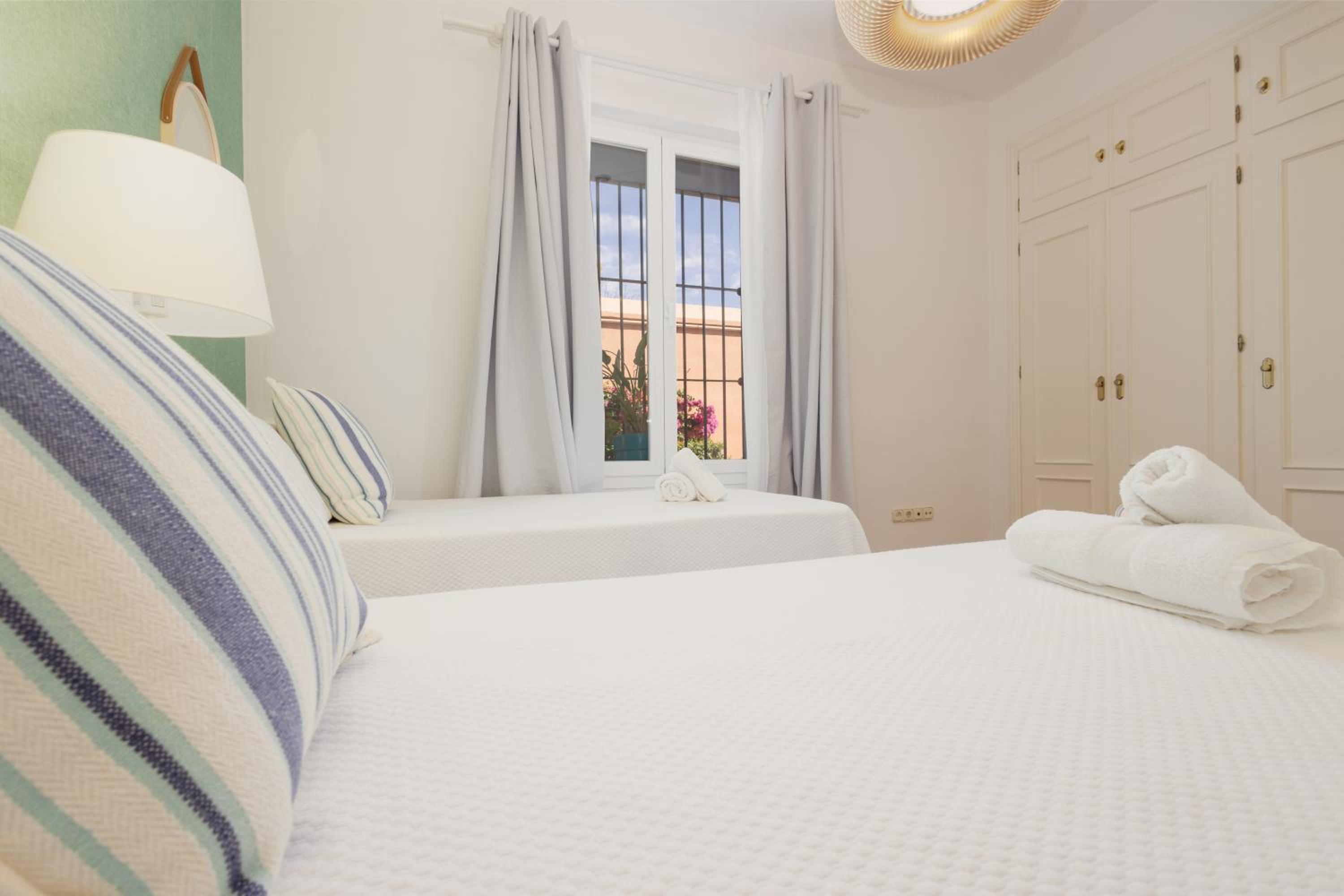 Apartment, with private terrace and in beachfront urbanization with heated pool, in Casares Costa
