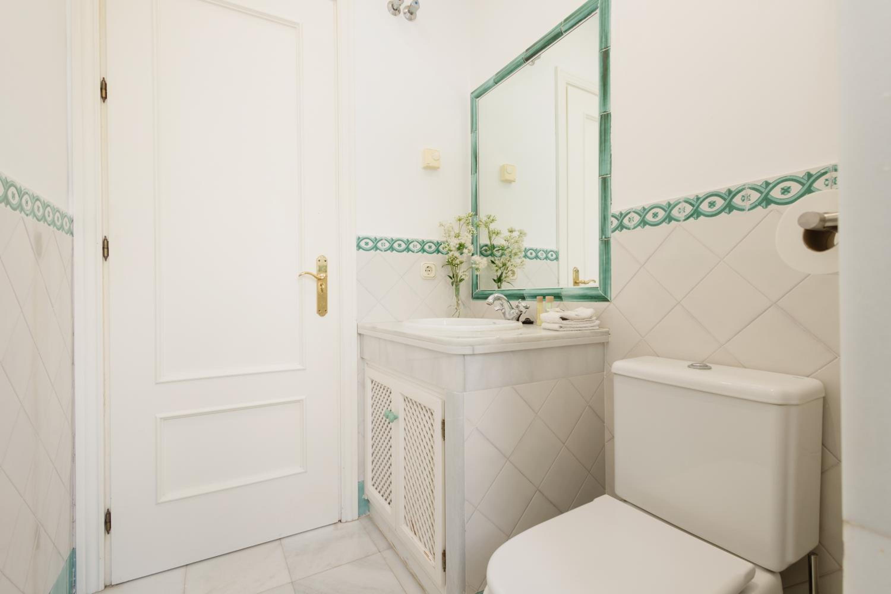 Apartment, with private terrace and in beachfront urbanization with heated pool, in Casares Costa