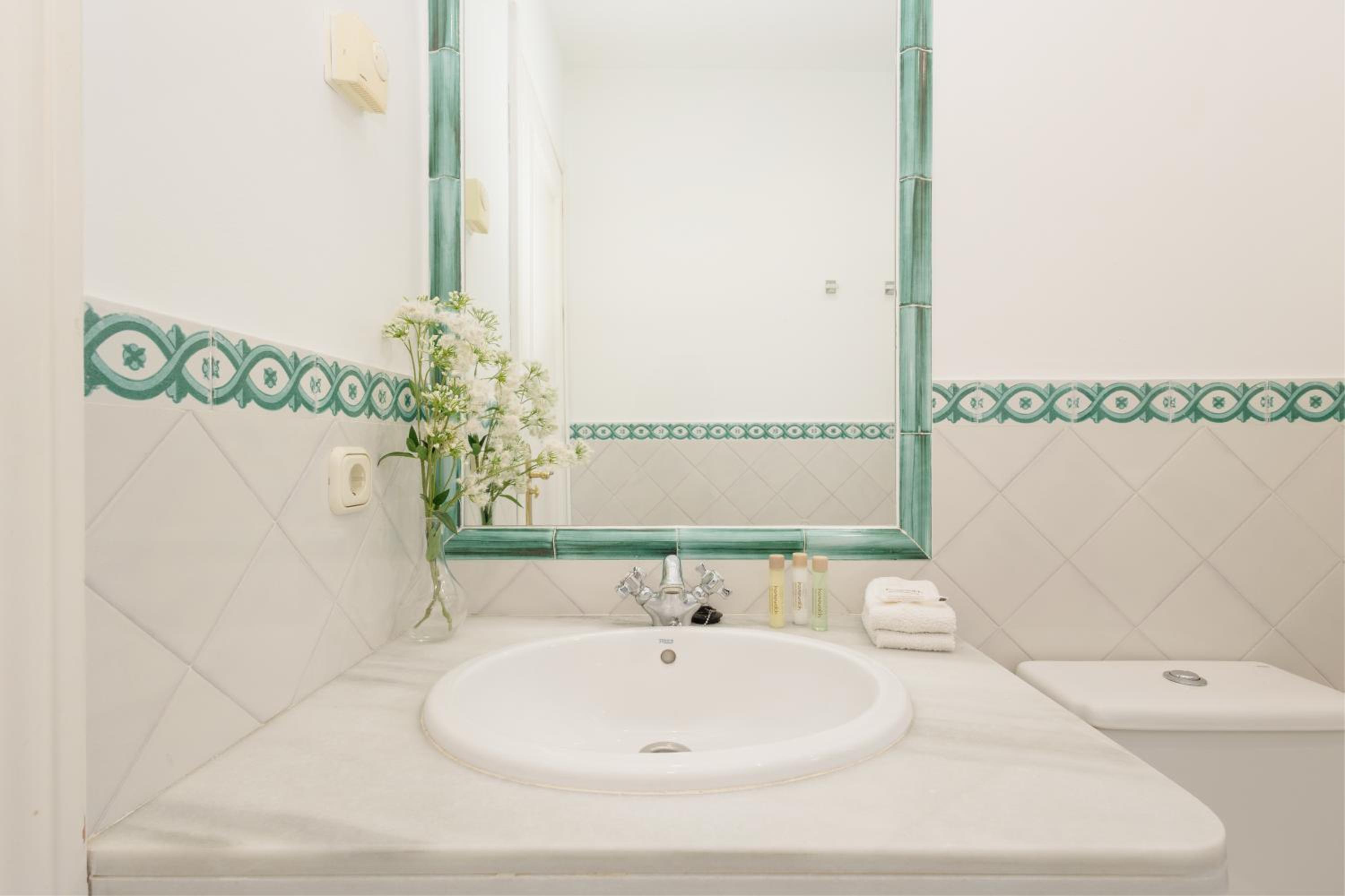 Apartment, with private terrace and in beachfront urbanization with heated pool, in Casares Costa