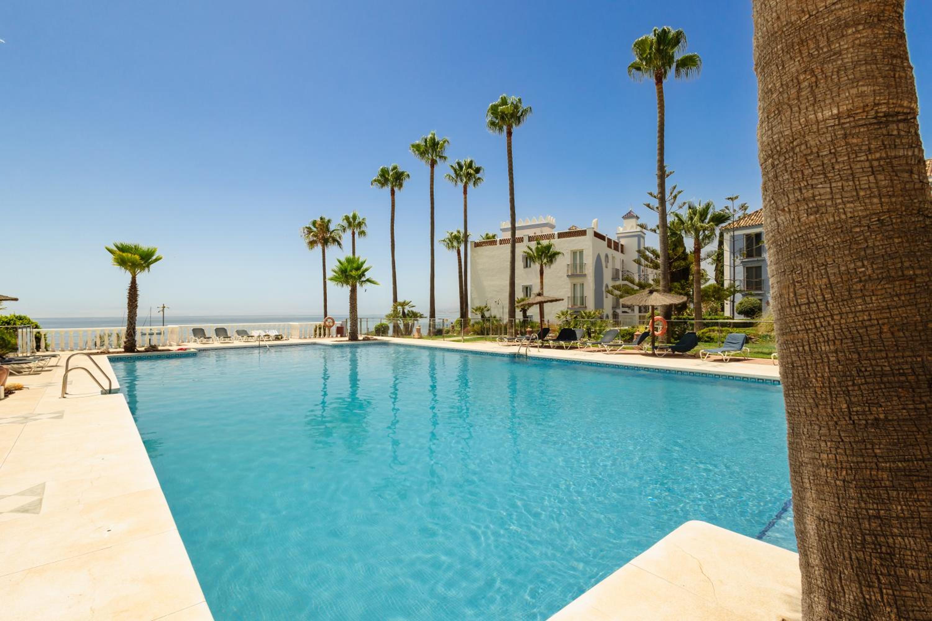 Apartment, with private terrace and in beachfront urbanization with heated pool, in Casares Costa