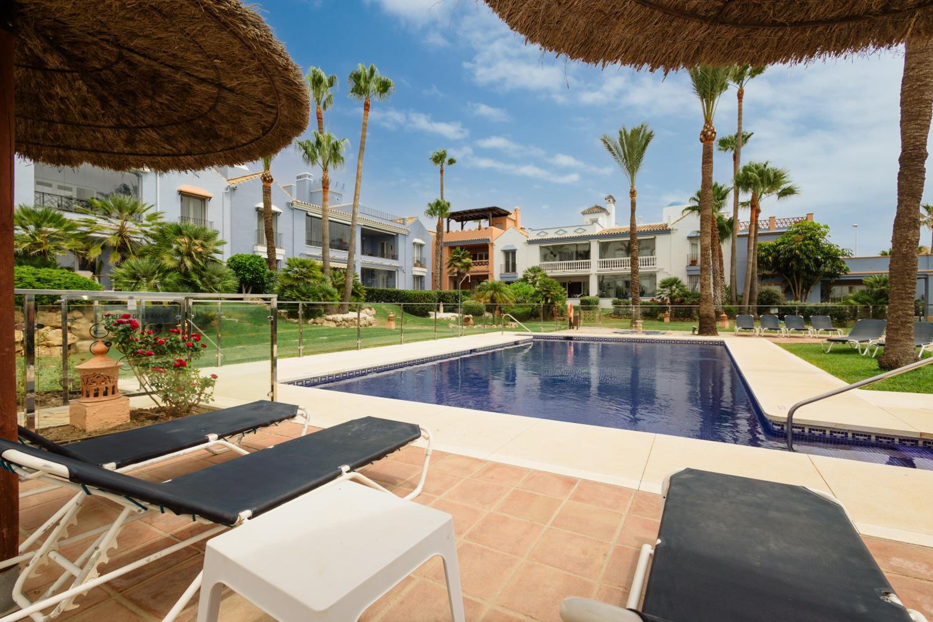 Apartment, with private terrace and in beachfront urbanization with heated pool, in Casares Costa