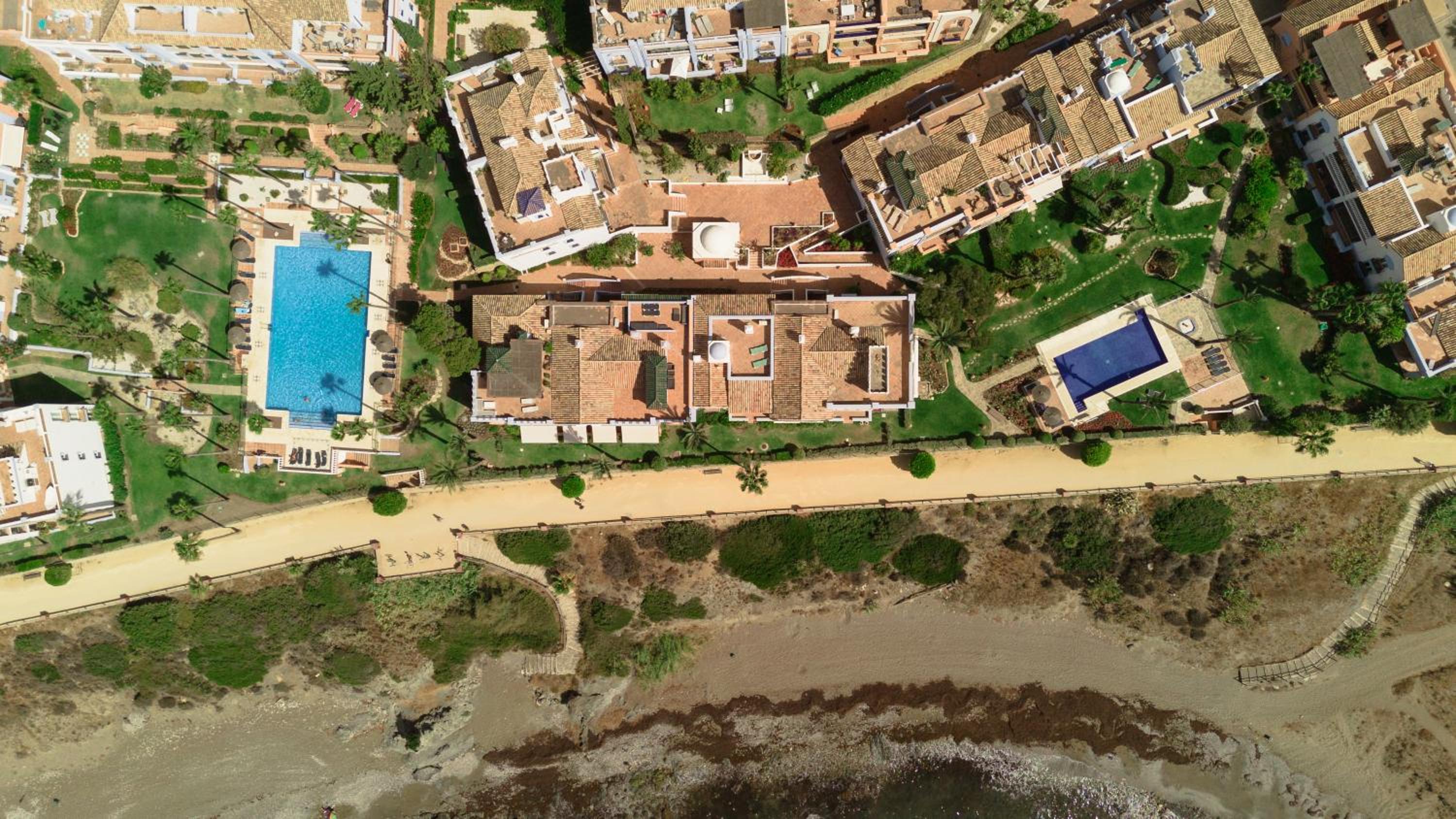 Apartment, with private terrace and in beachfront urbanization with heated pool, in Casares Costa