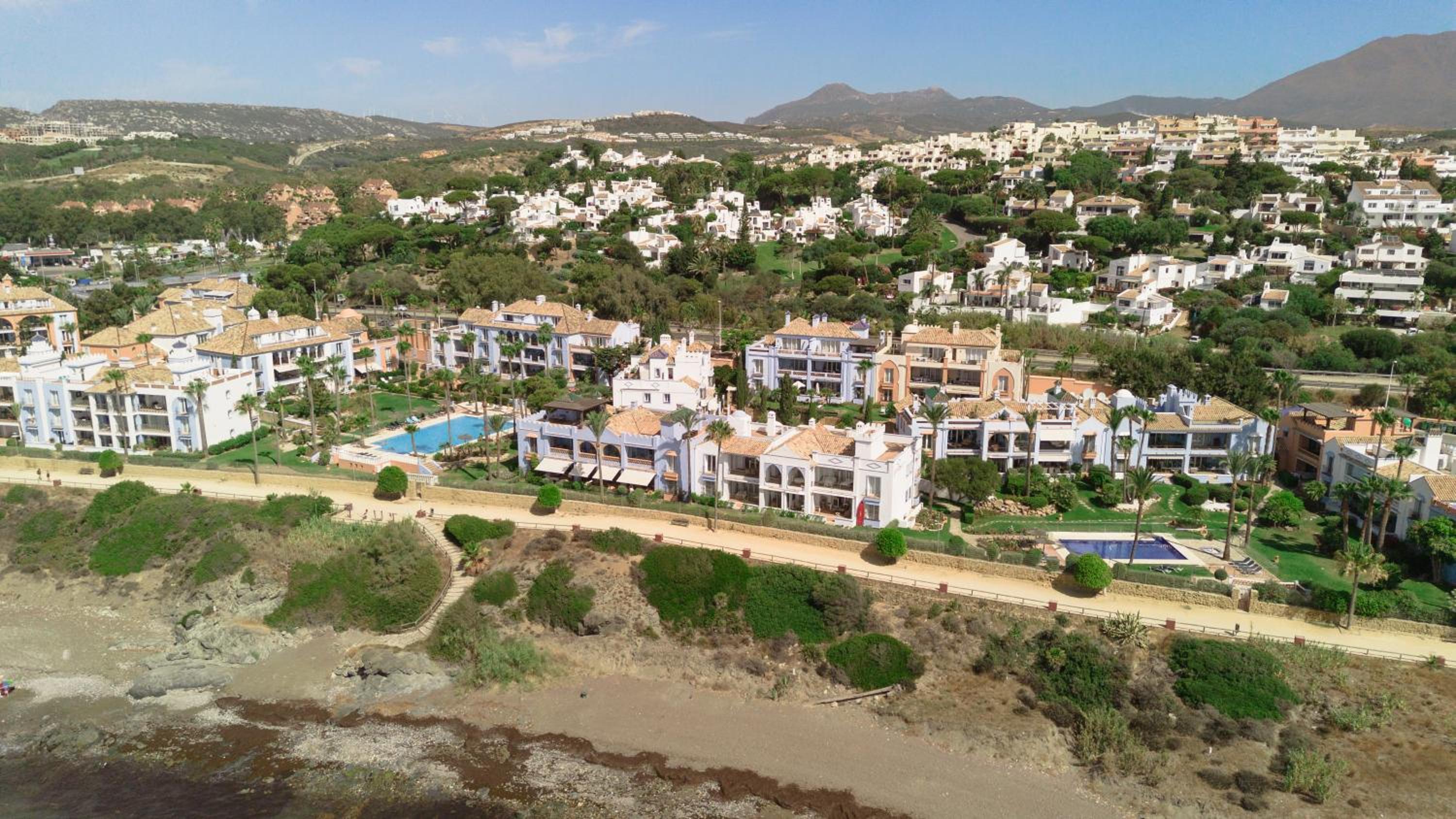 Apartment, with private terrace and in beachfront urbanization with heated pool, in Casares Costa