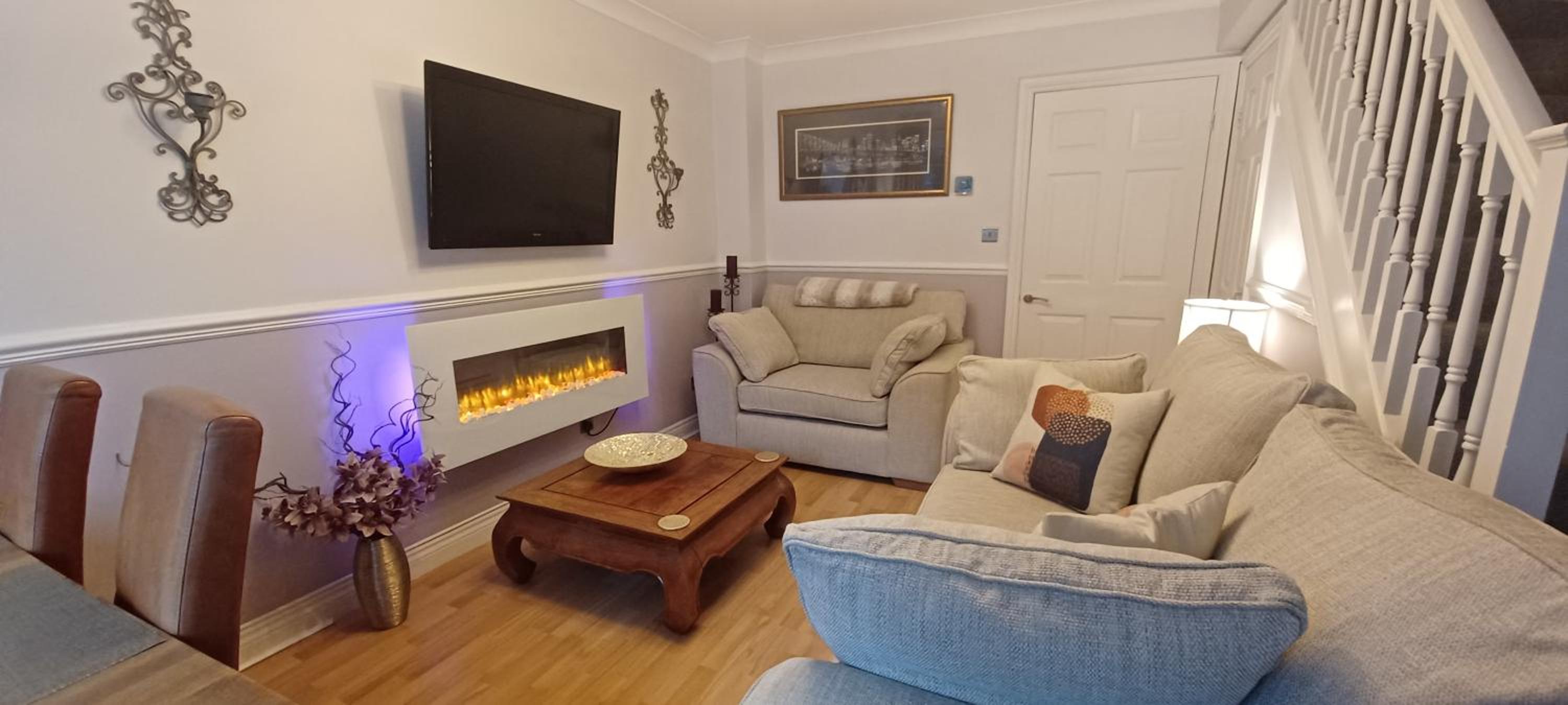 Cosy Retreat - house with double bedroom view 2