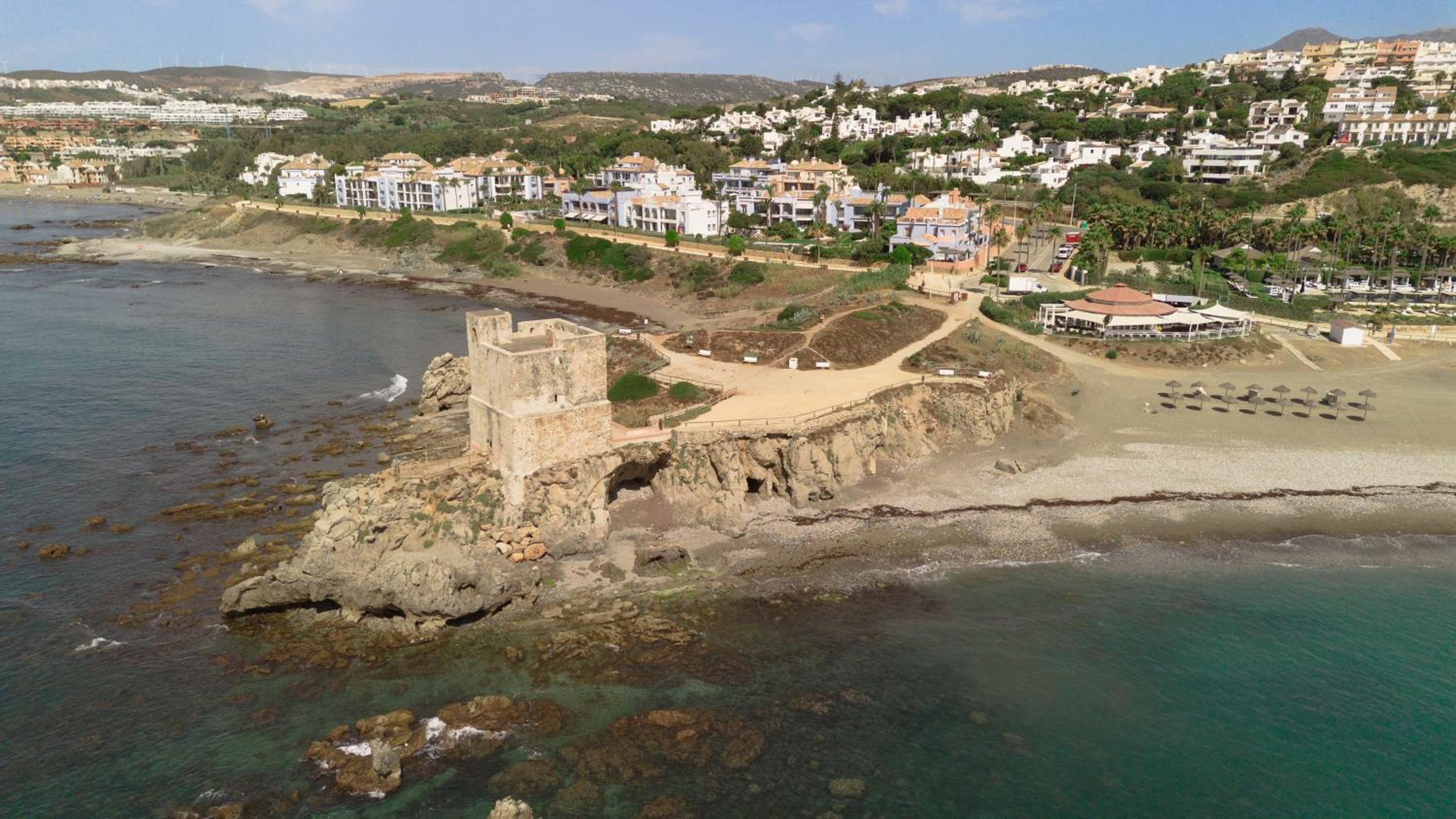 Apartment, with private terrace and in beachfront urbanization with heated pool, in Casares Costa