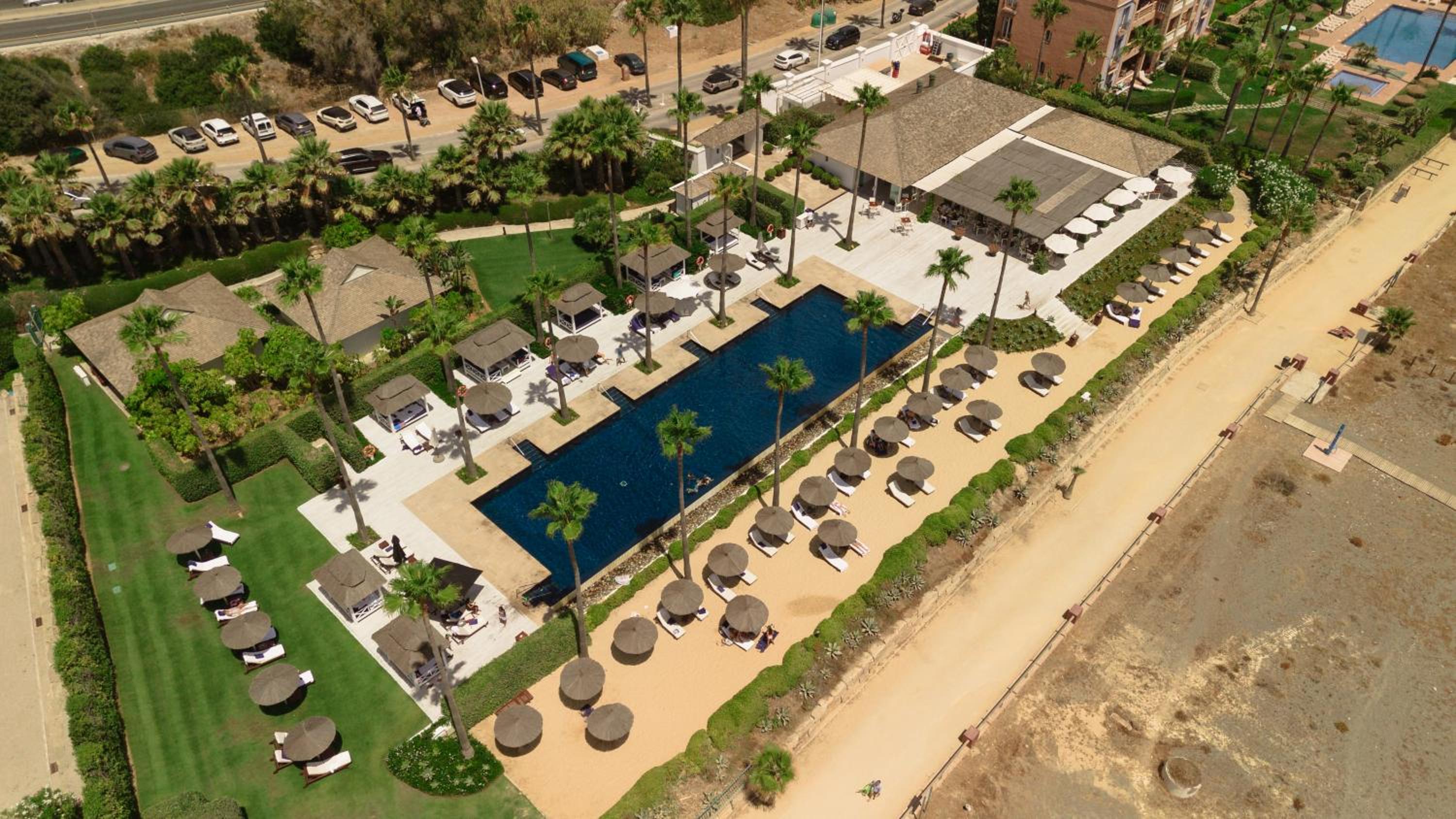Apartment, with private terrace and in beachfront urbanization with heated pool, in Casares Costa