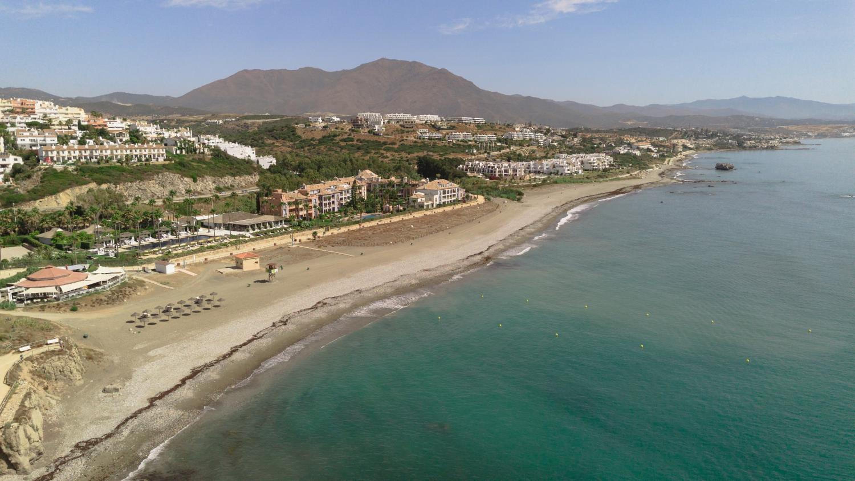 Apartment, with private terrace and in beachfront urbanization with heated pool, in Casares Costa