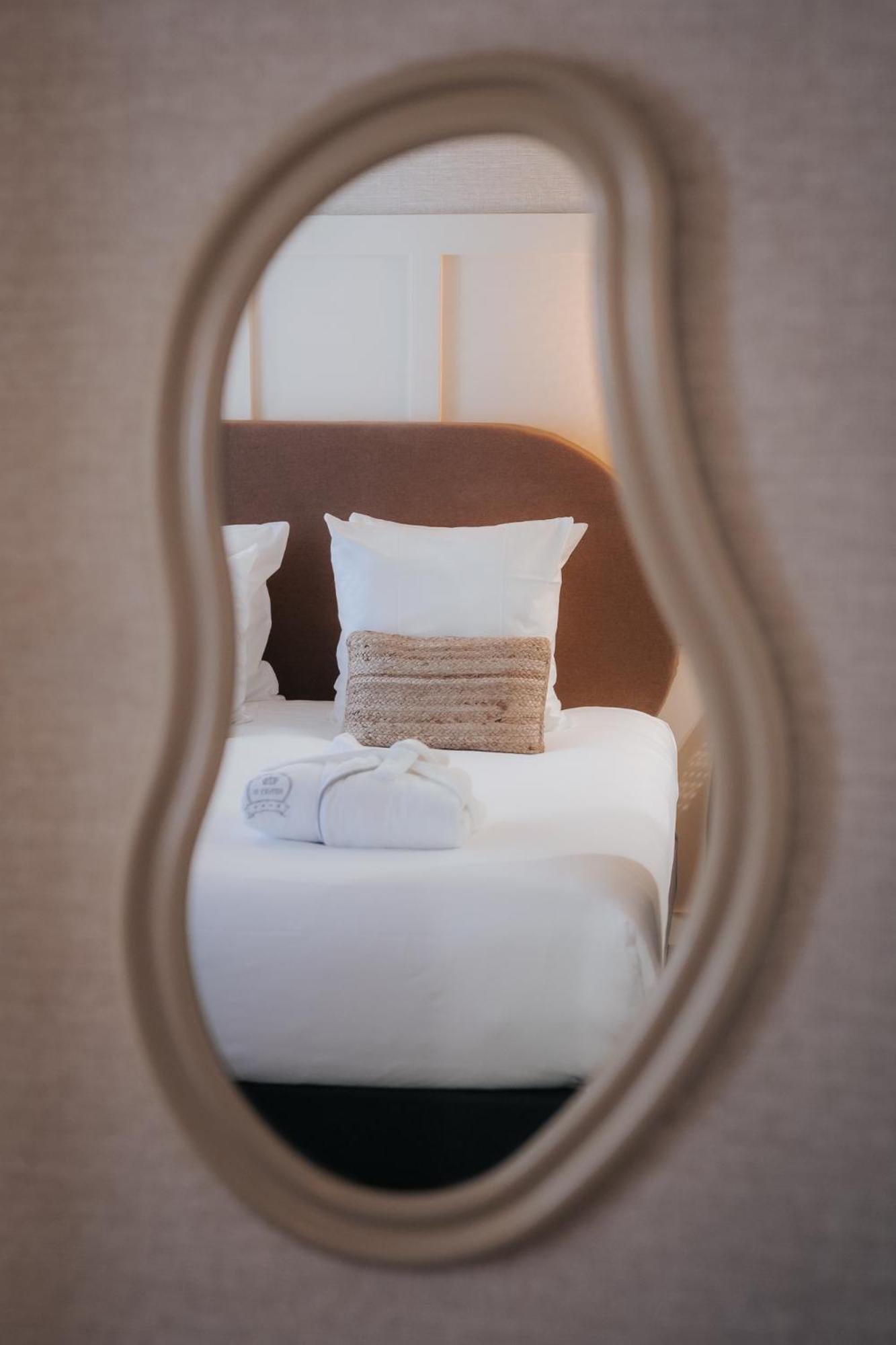 Hotel Henry II Beaune Centre hotel 4 estrellas — hotel room