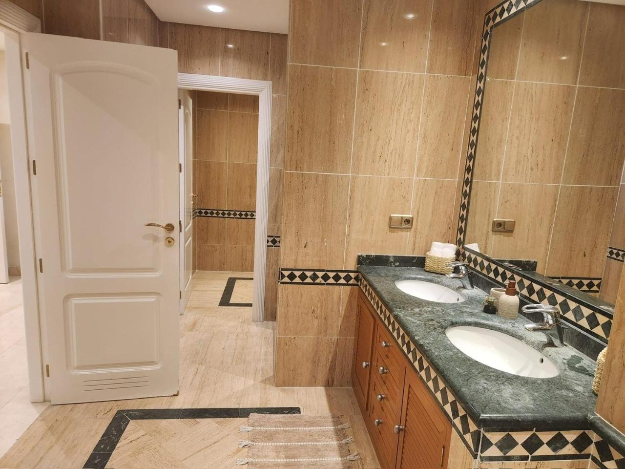Marbella Vacations - Luxury 2 Bedroom Apartment, Sierra Blanca, Marbella - Property Image 22