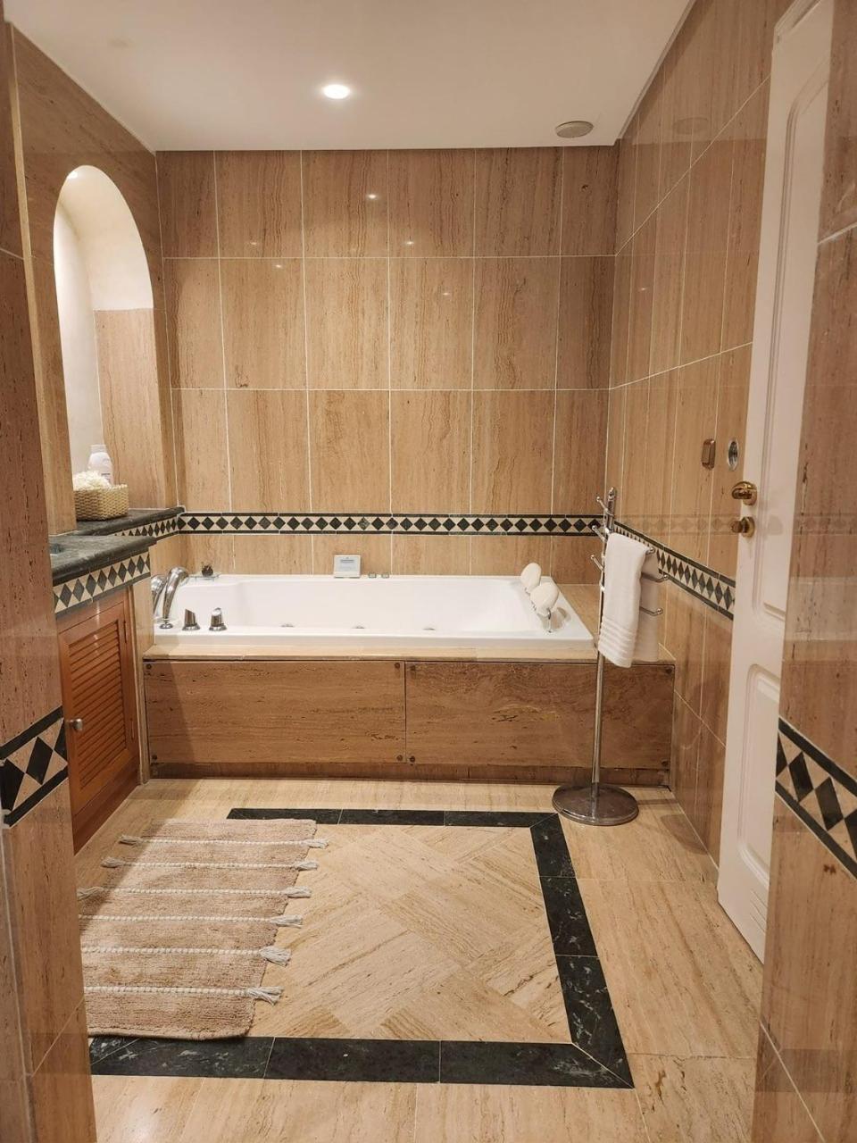 Marbella Vacations - Luxury 2 Bedroom Apartment, Sierra Blanca, Marbella - Property Image 36