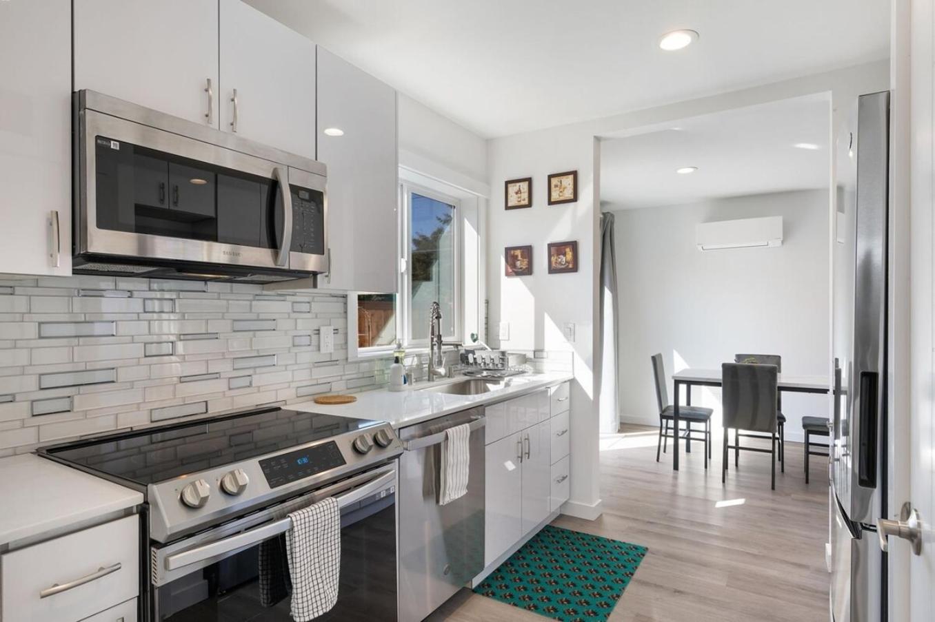Brand New Home 10min To Green Lake view 2
