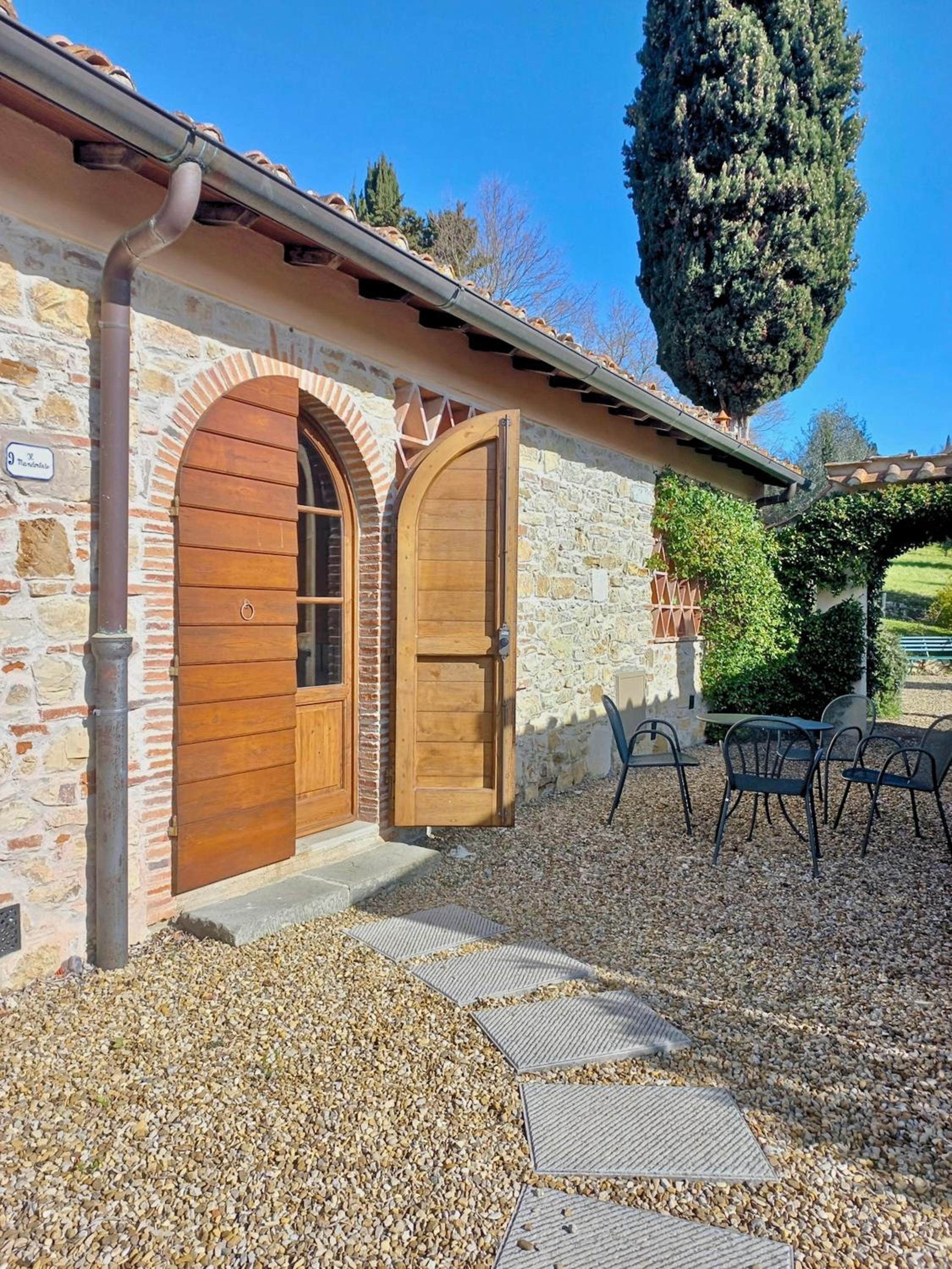 Apartment for 4 people on the ground floor, air conditoning and private outdoor area in residence with swimming pool not far from Florence