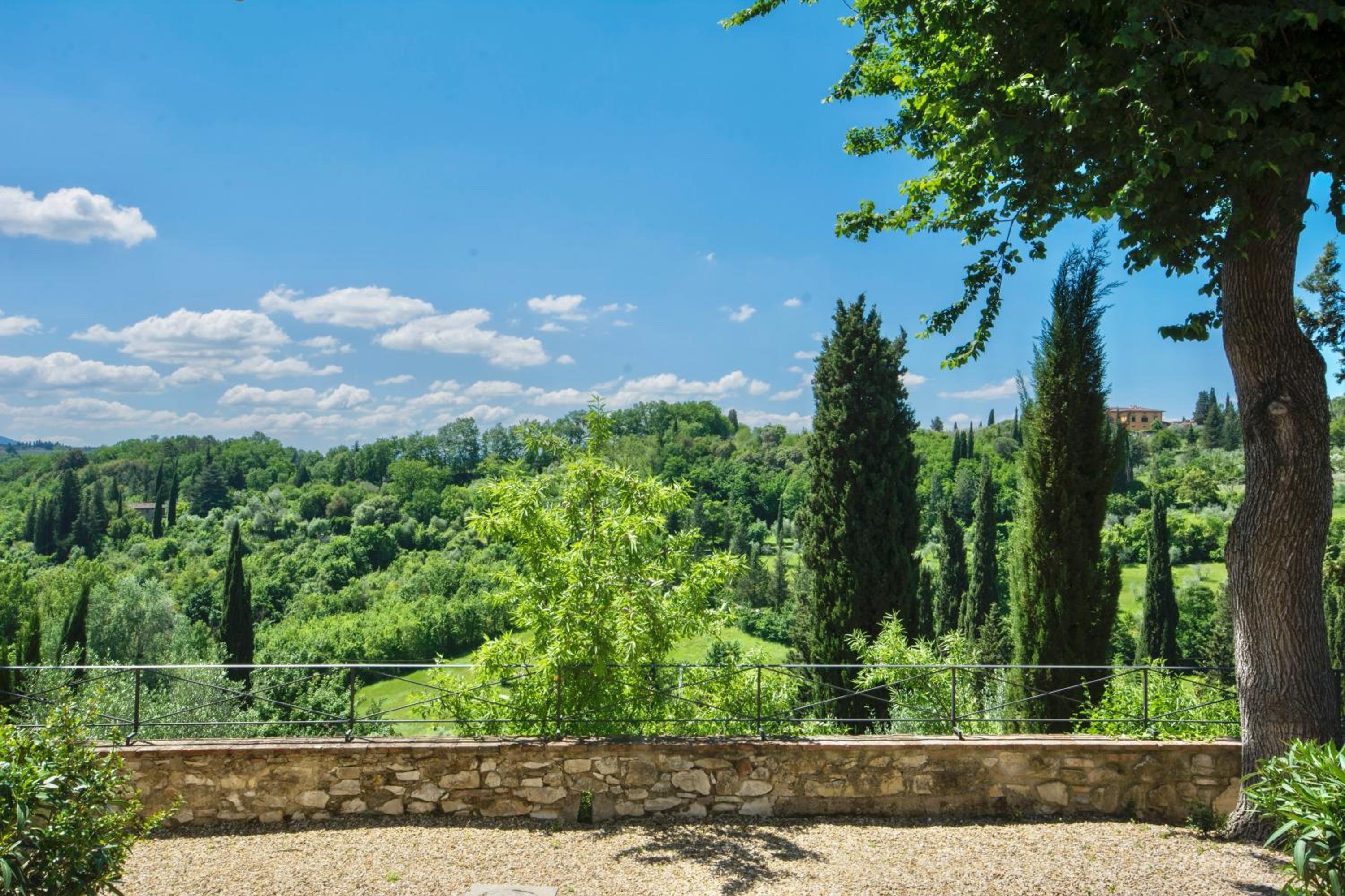 Apartments with 2 bedrooms, 2 bathrooms, air conditioning and private outdoor space in a residence with swimming pool not far from Florence