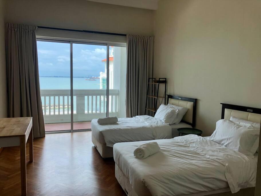 2 bedroom Suite with Sea View At Straits Quay
